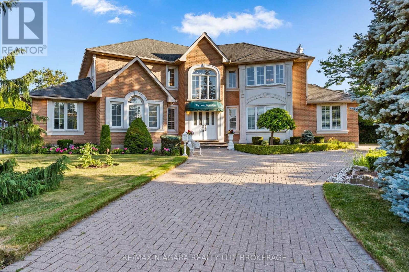 Photo 2 of 13 Shoreline Crescent, Grimsby ON