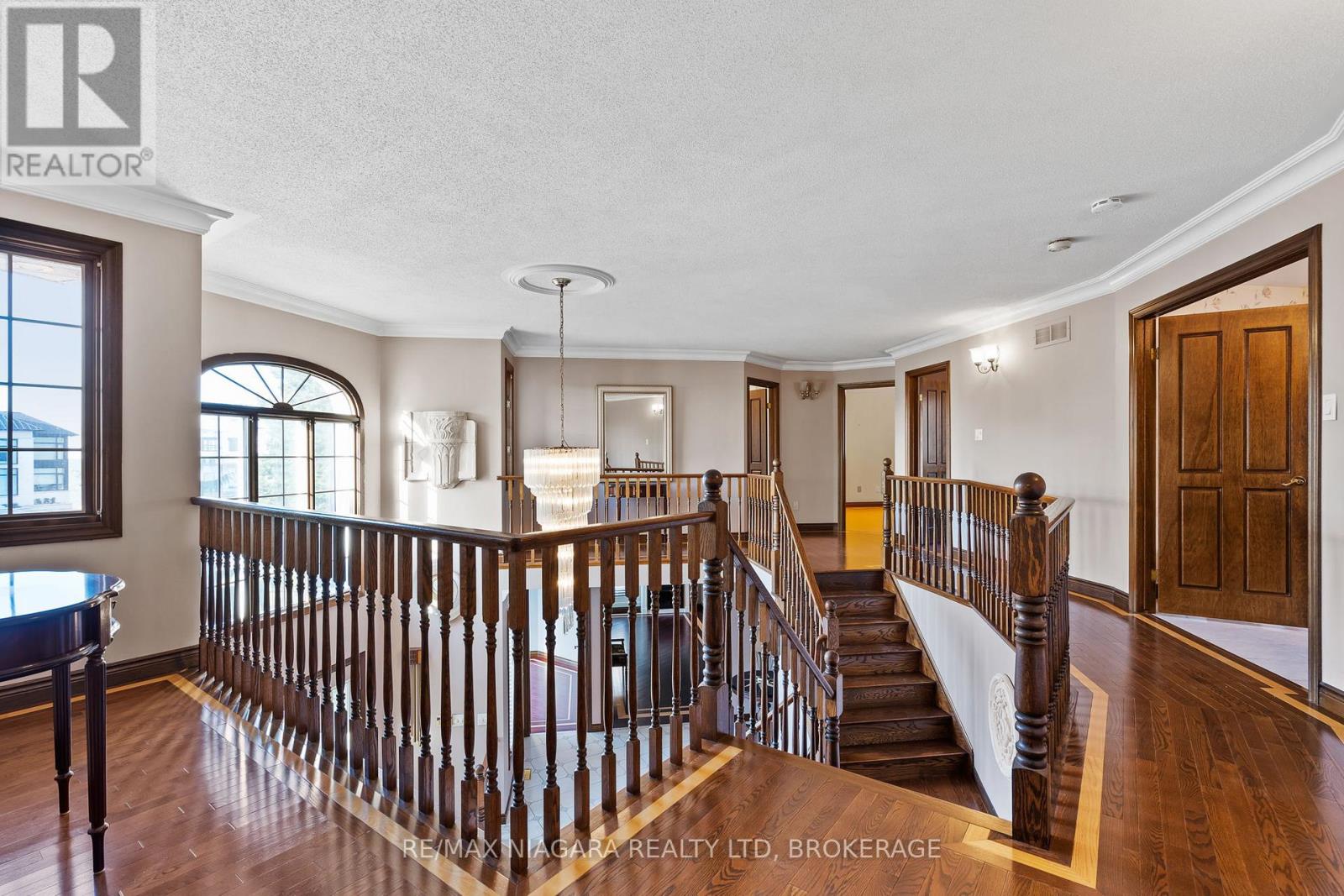 Photo 21 of 13 Shoreline Crescent, Grimsby ON