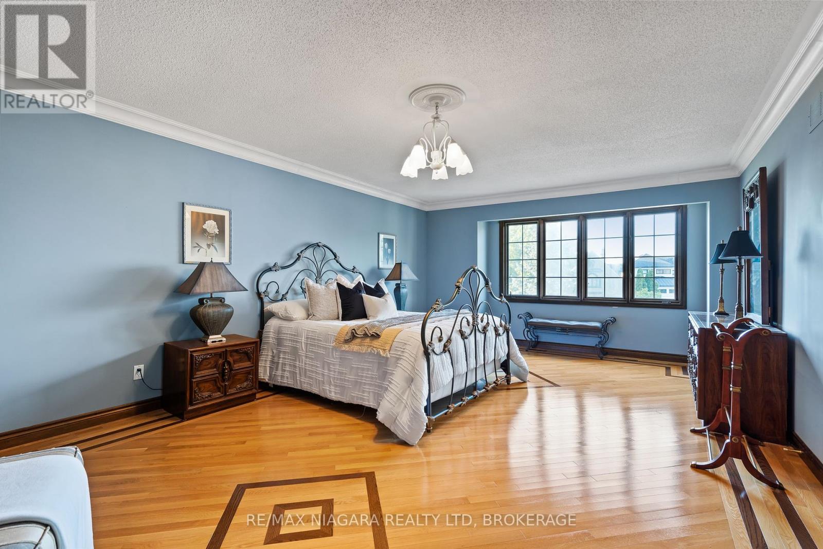 Photo 23 of 13 Shoreline Crescent, Grimsby ON