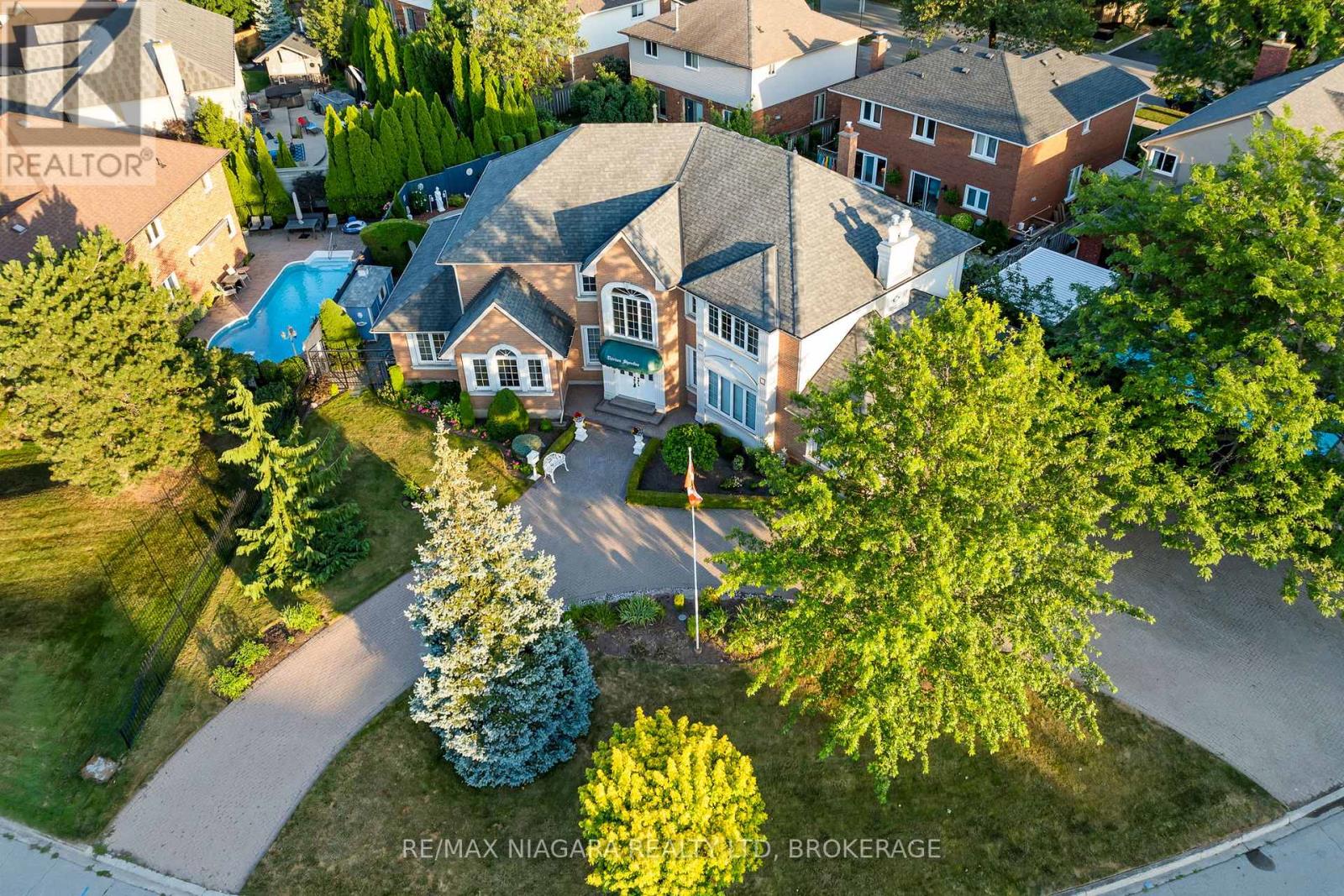 Photo 32 of 13 Shoreline Crescent, Grimsby ON