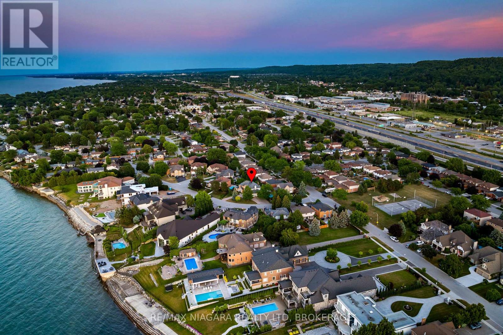 Photo 36 of 13 Shoreline Crescent, Grimsby ON