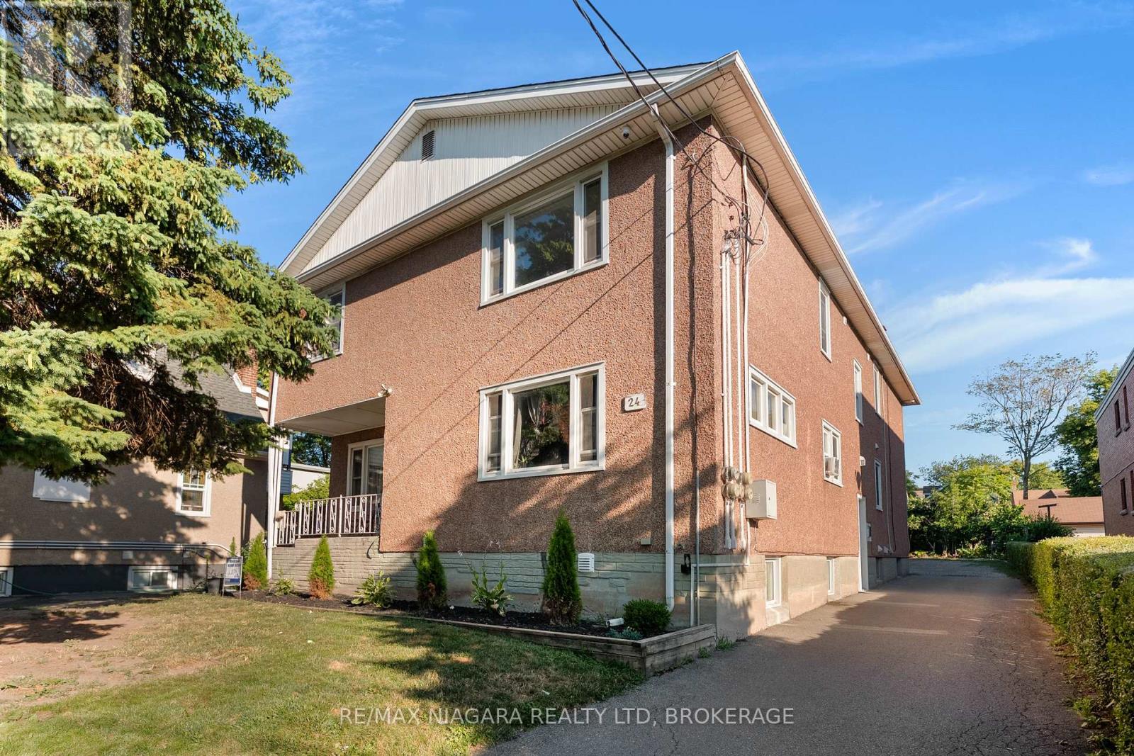 Photo 10 of 24 Gale Crescent, St Catharines ON