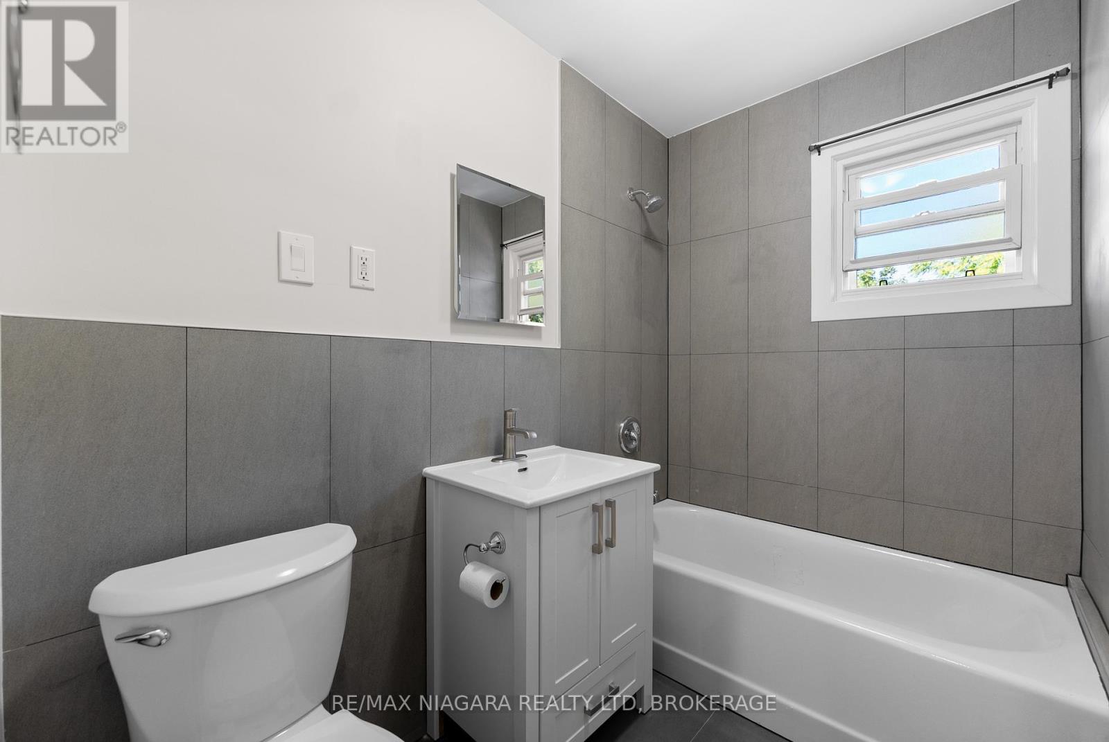 Photo 4 of 24 Gale Crescent, St Catharines ON