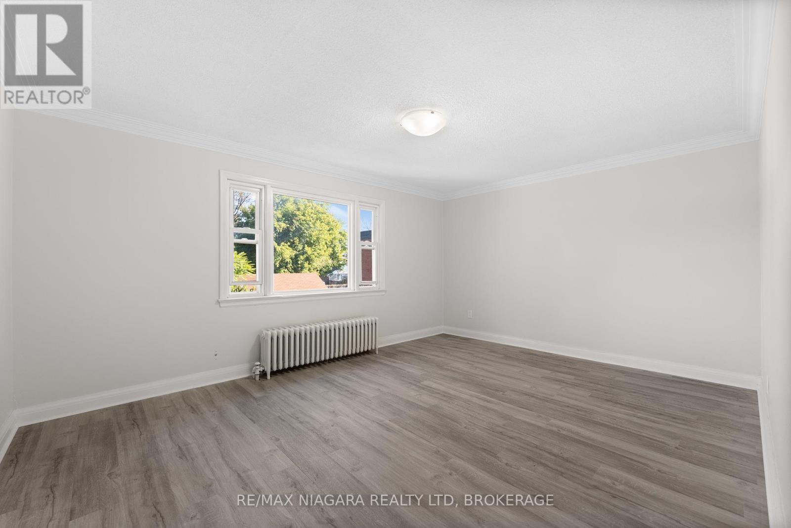 Photo 30 of 24 Gale Crescent, St Catharines ON