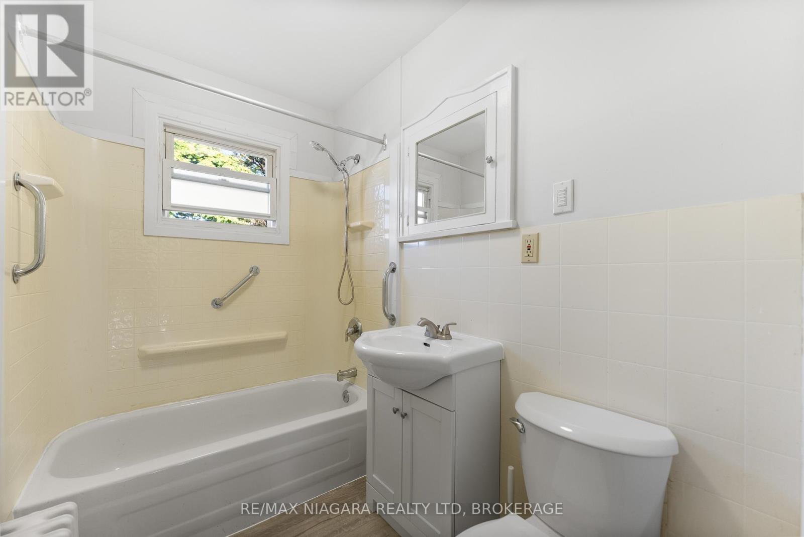 Photo 23 of 24 Gale Crescent, St Catharines ON