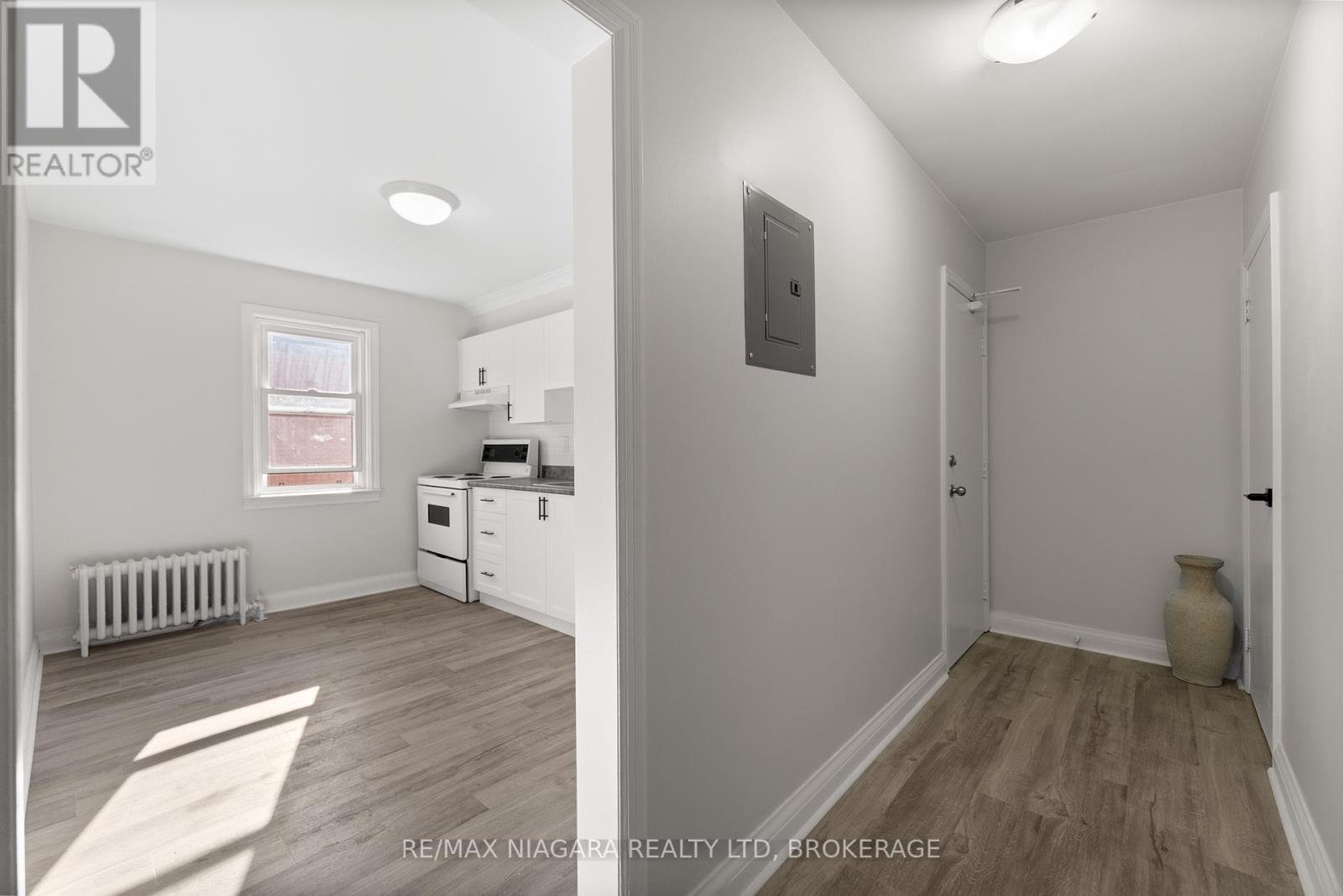 Photo 21 of 24 Gale Crescent, St Catharines ON