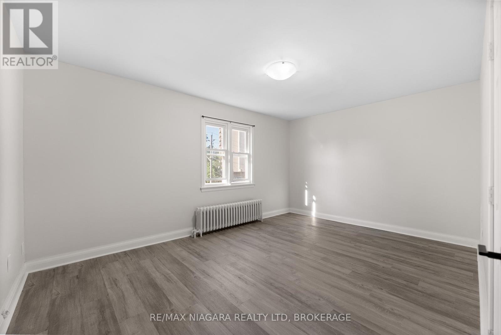 Photo 16 of 24 Gale Crescent, St Catharines ON