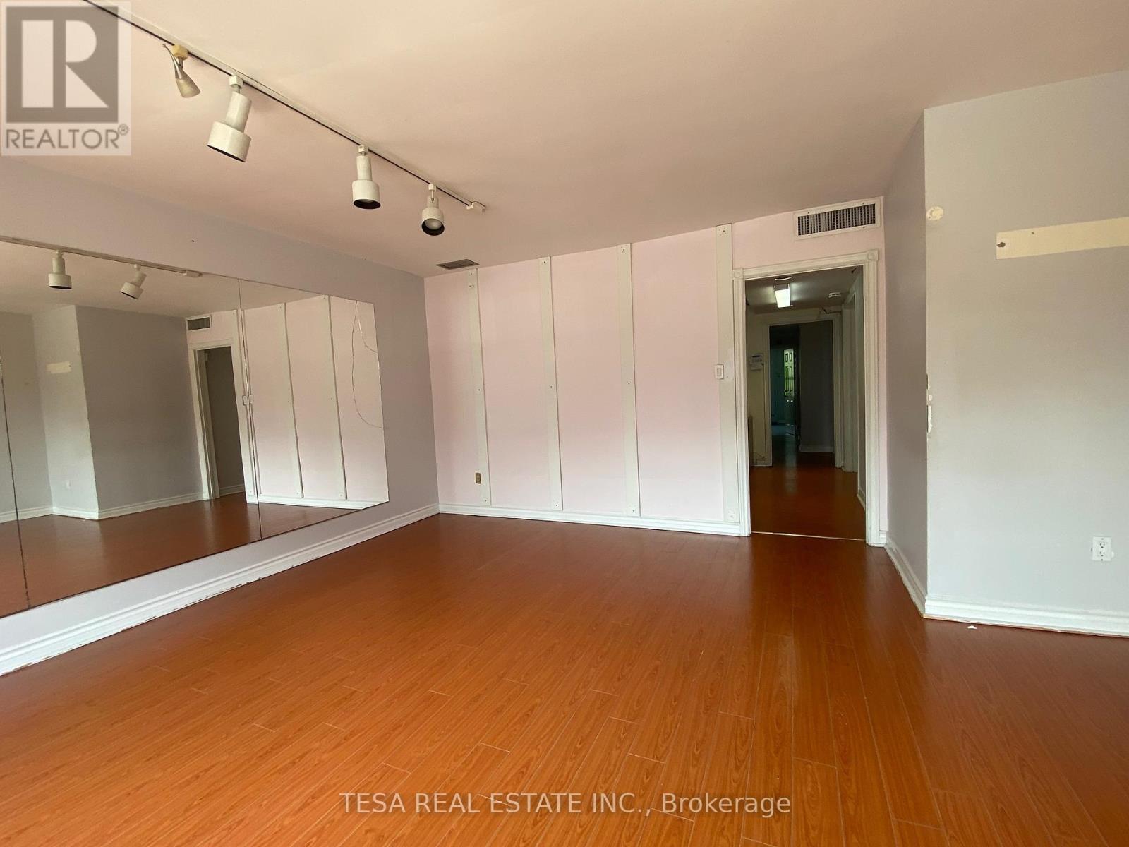 Photo 19 of 566 Sheppard Avenue W, Toronto ON