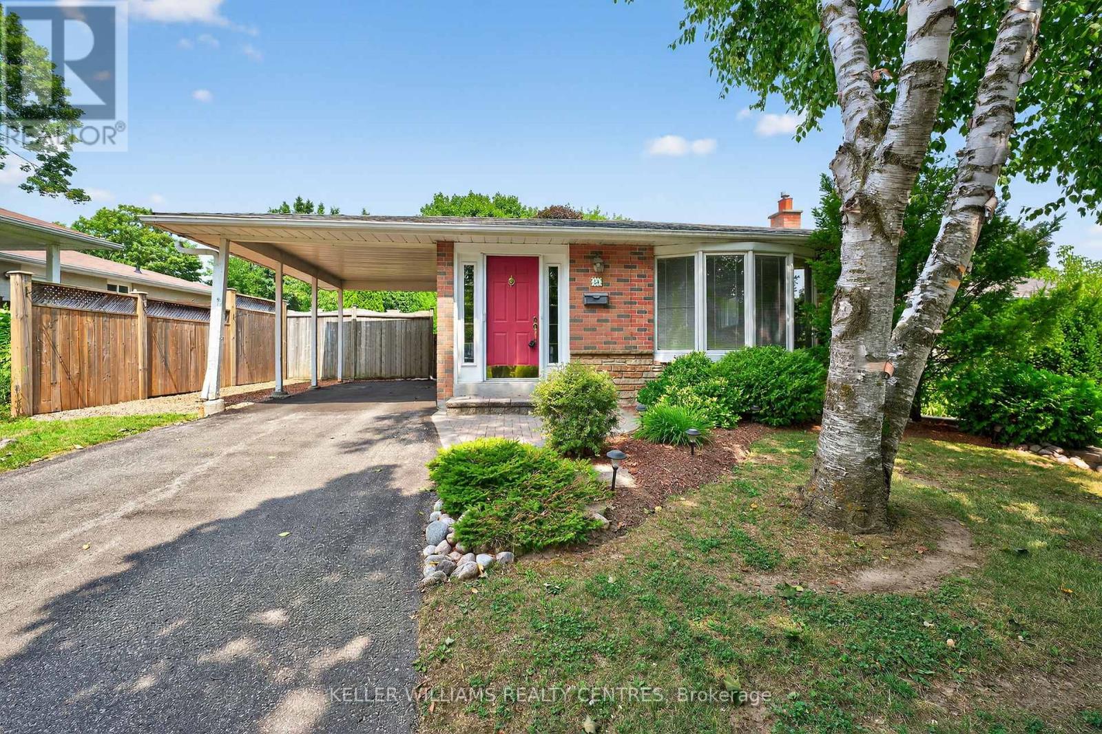 Photo 32 of 54 Devins Drive, Aurora ON
