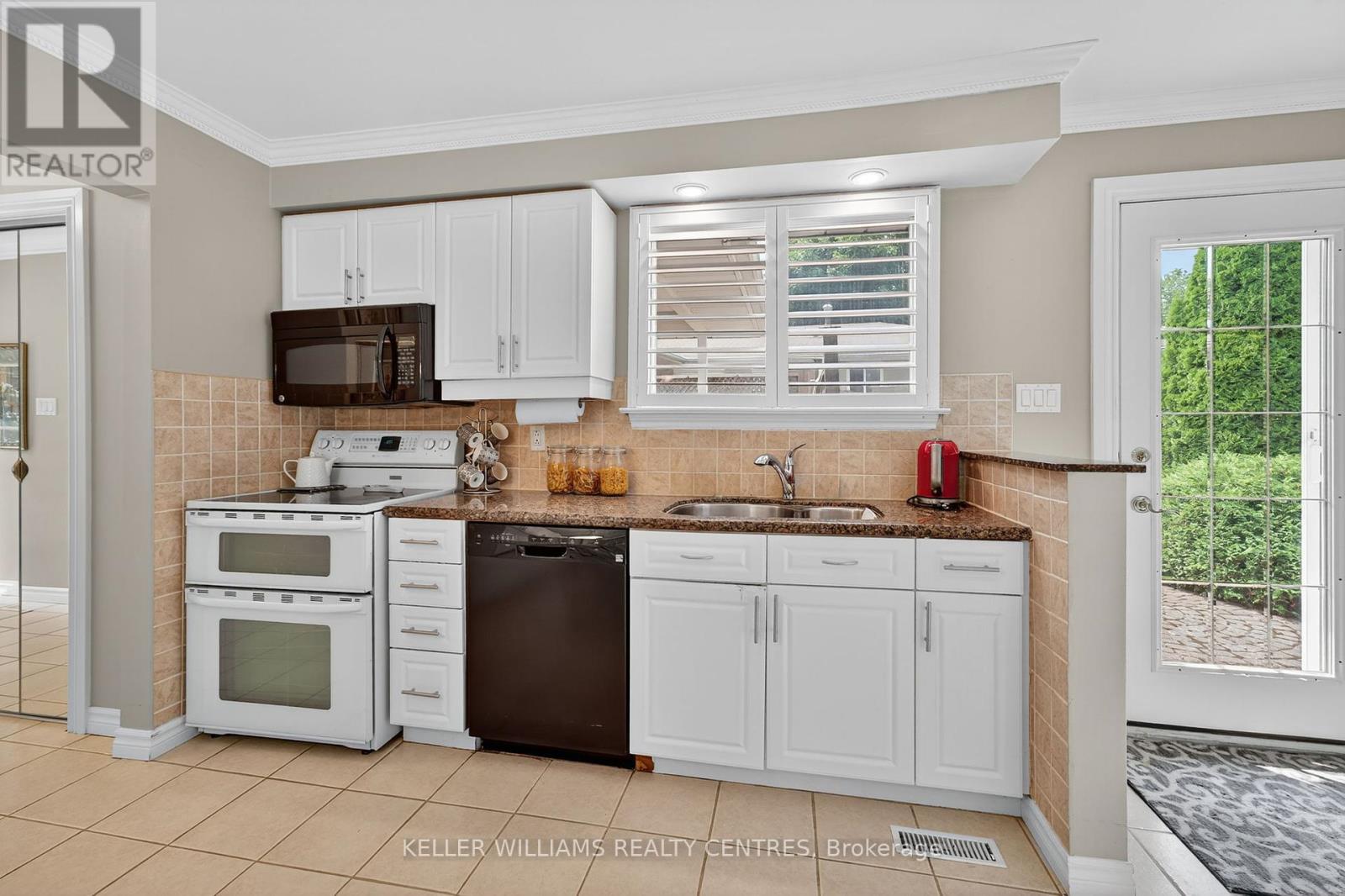 Photo 10 of 54 Devins Drive, Aurora ON