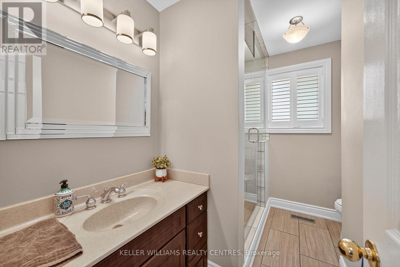 Photo 34 of 54 Devins Drive, Aurora ON