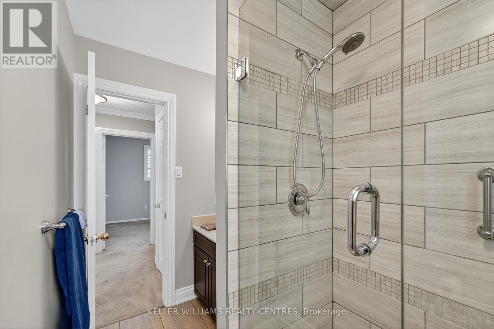 Photo 22 of 54 Devins Drive, Aurora ON