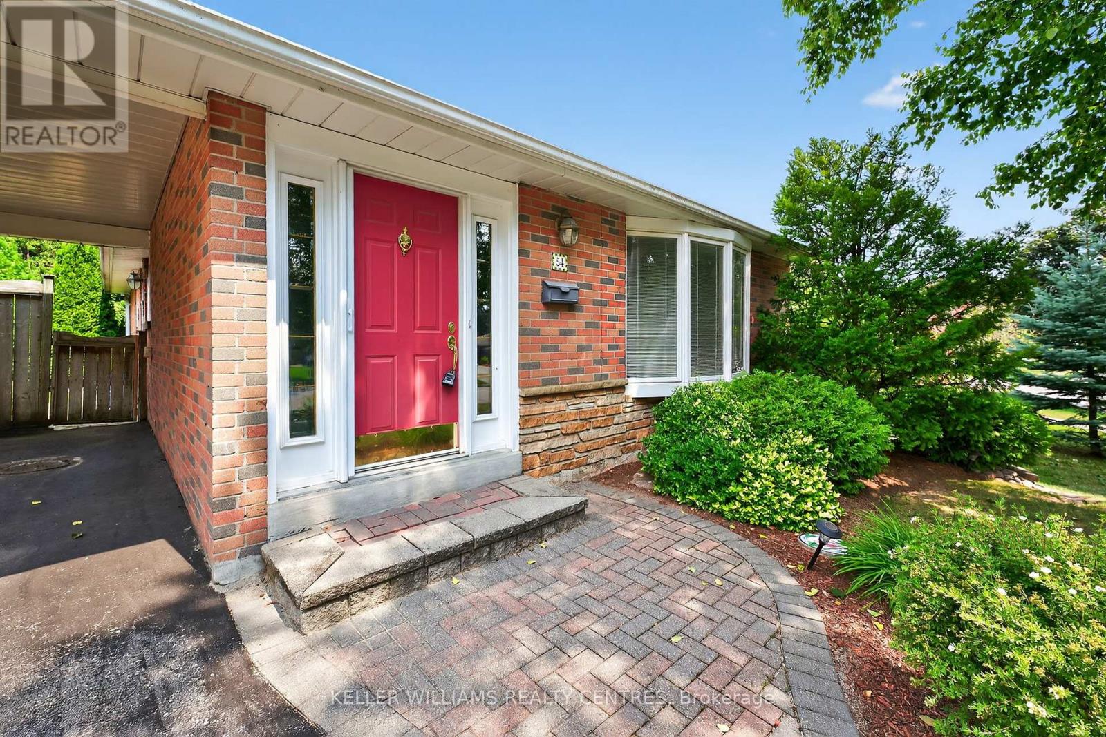 Photo 8 of 54 Devins Drive, Aurora ON