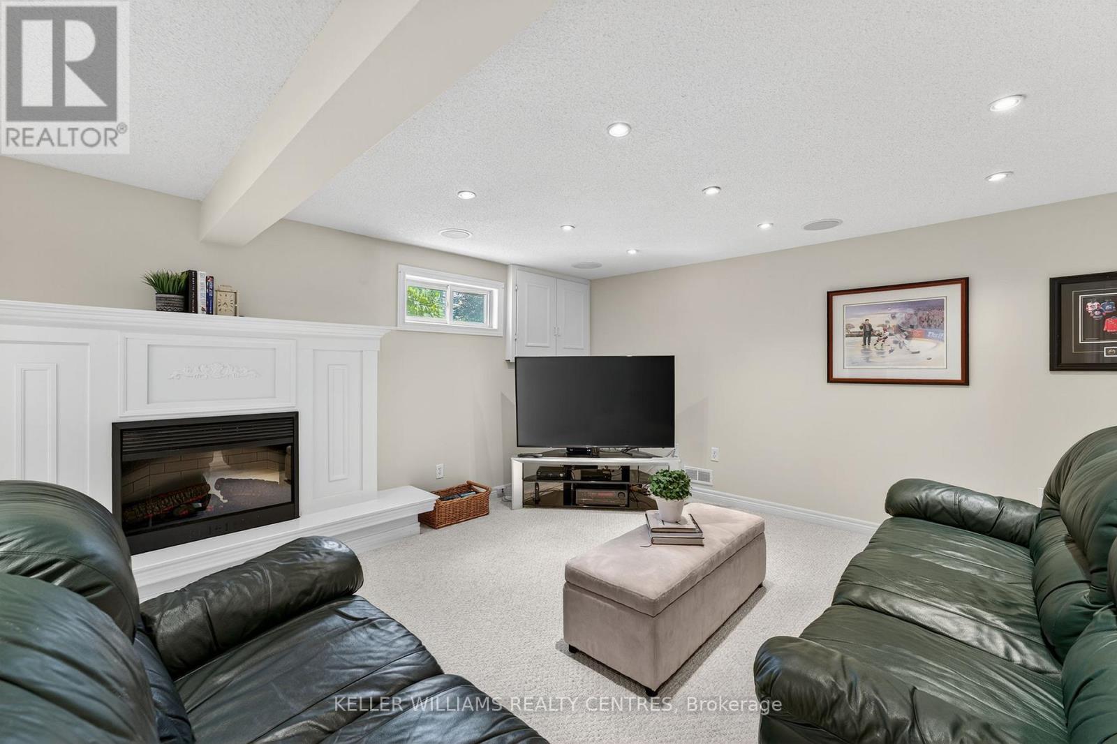 Photo 5 of 54 Devins Drive, Aurora ON
