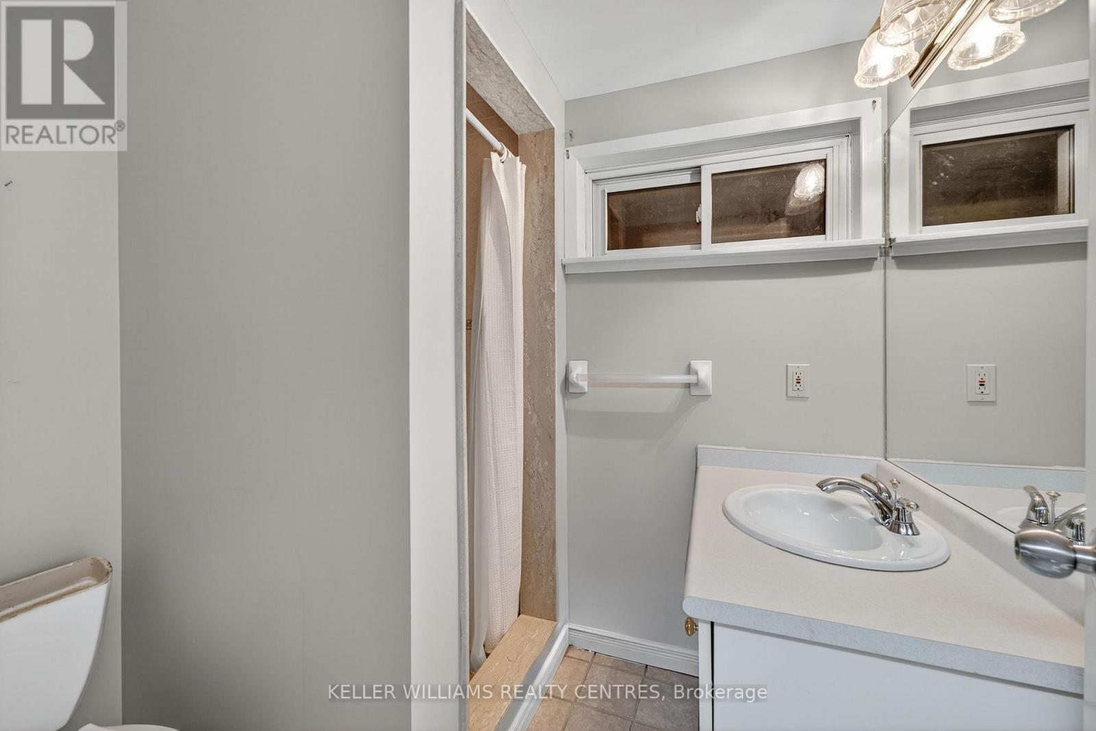 Photo 28 of 54 Devins Drive, Aurora ON