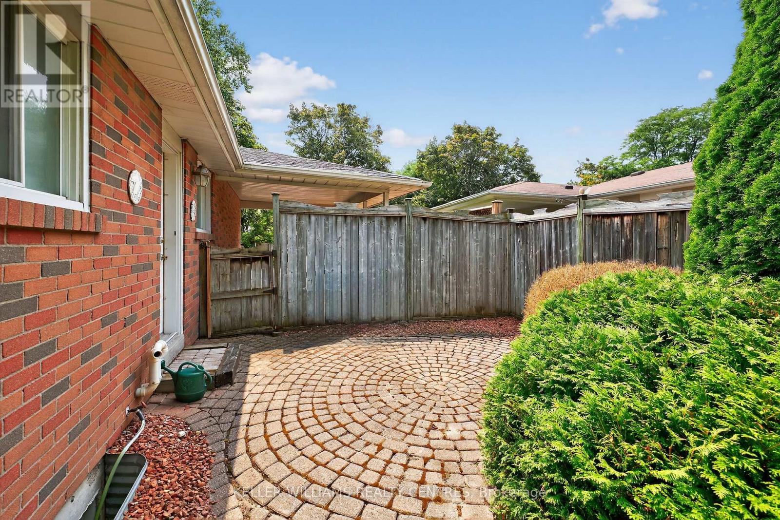 Photo 38 of 54 Devins Drive, Aurora ON