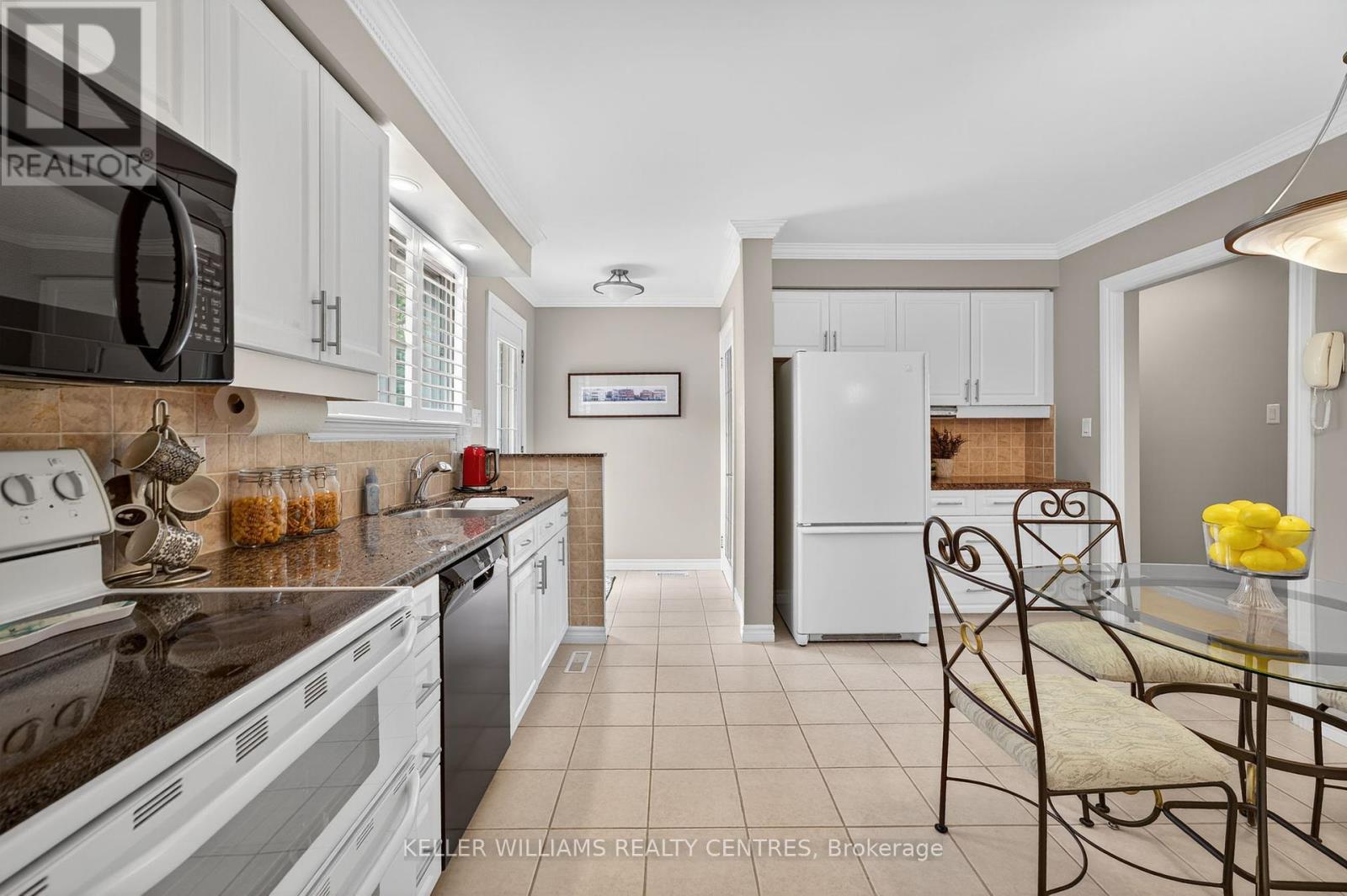 Photo 9 of 54 Devins Drive, Aurora ON