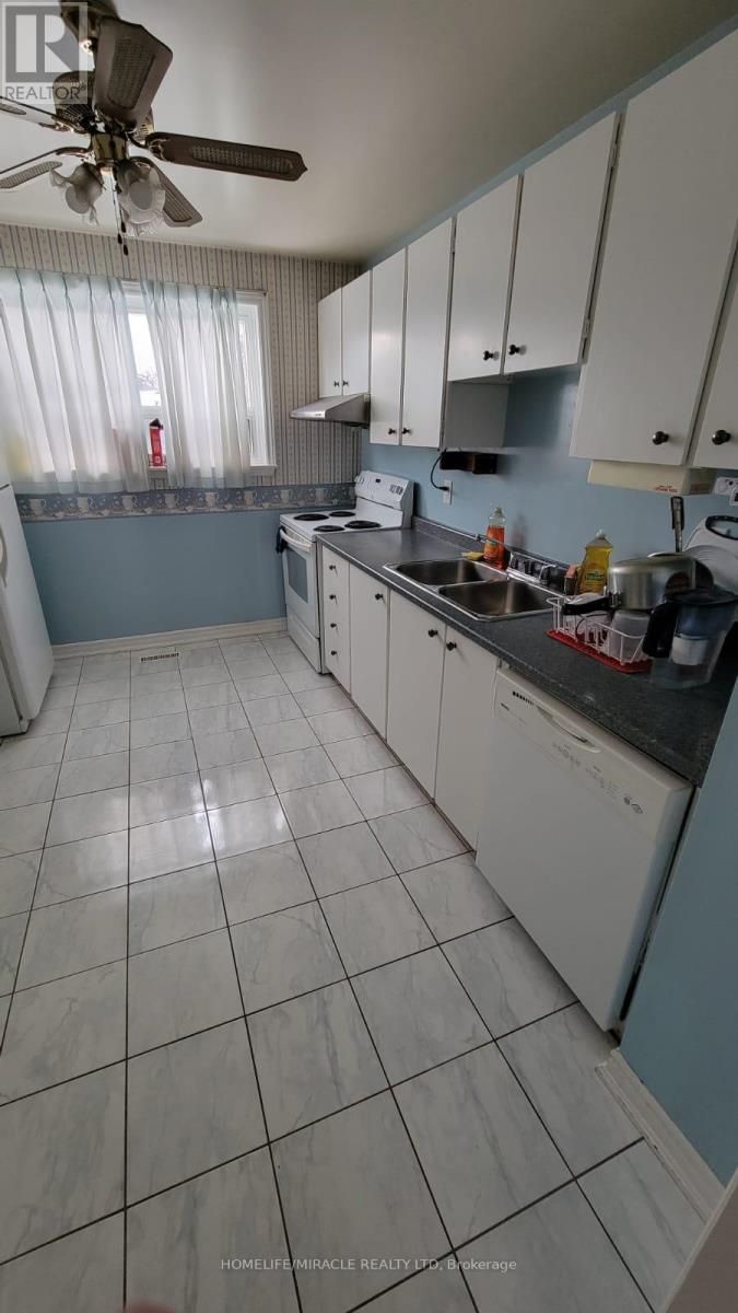 Photo 4 of 26 Flamingo Crescent, Brampton ON