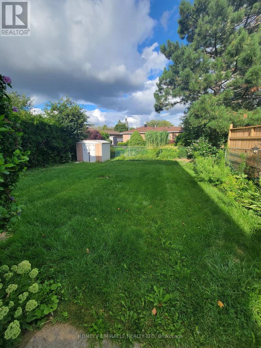 Photo 8 of 26 Flamingo Crescent, Brampton ON