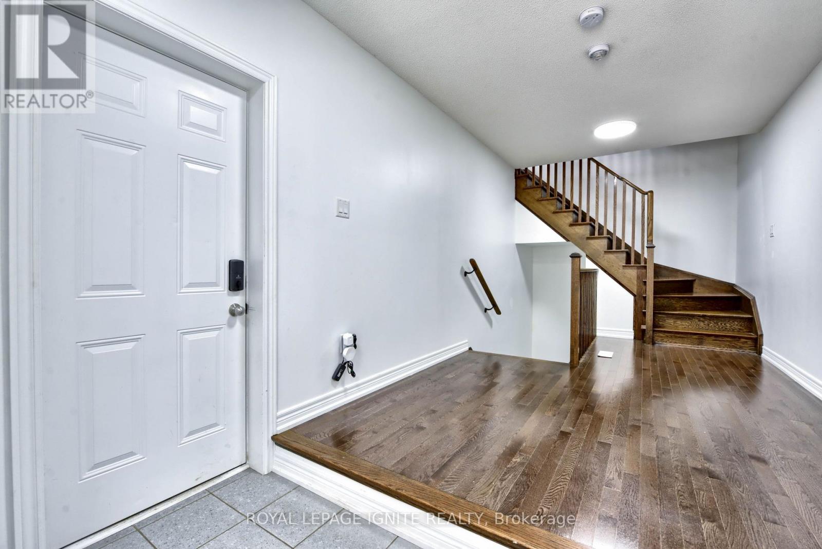 Photo 8 of 25 Haymarket Drive, Brampton ON