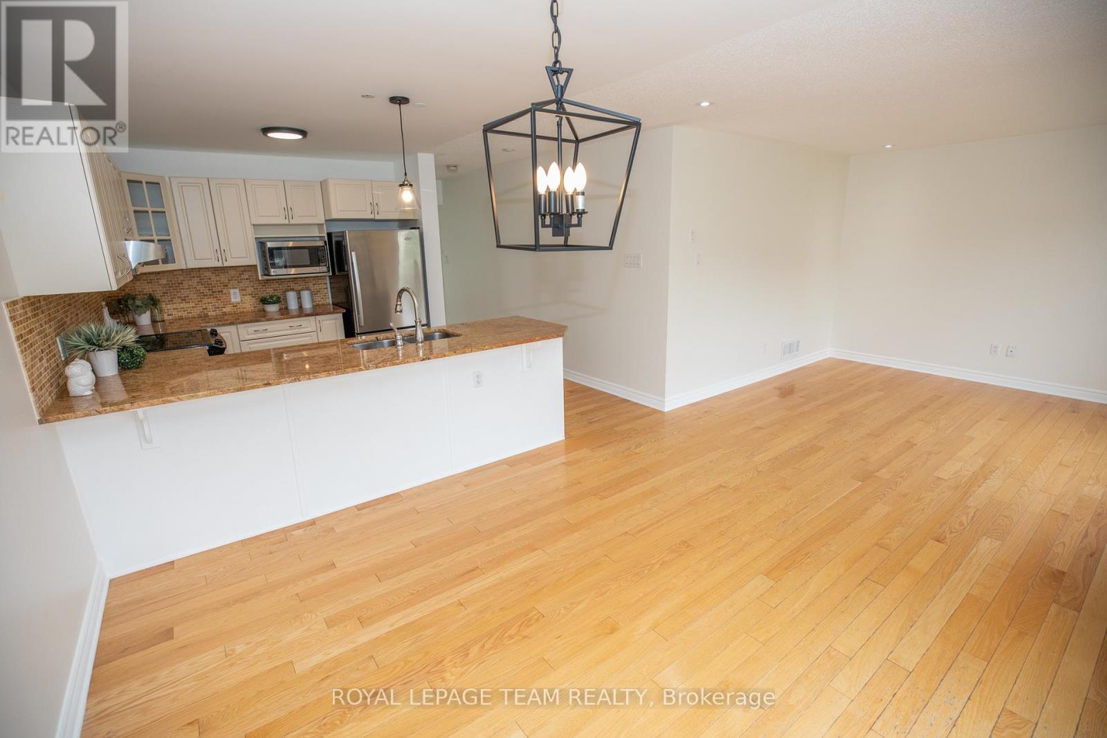 Photo 13 of 687 Paul Metivier Drive, Ottawa ON