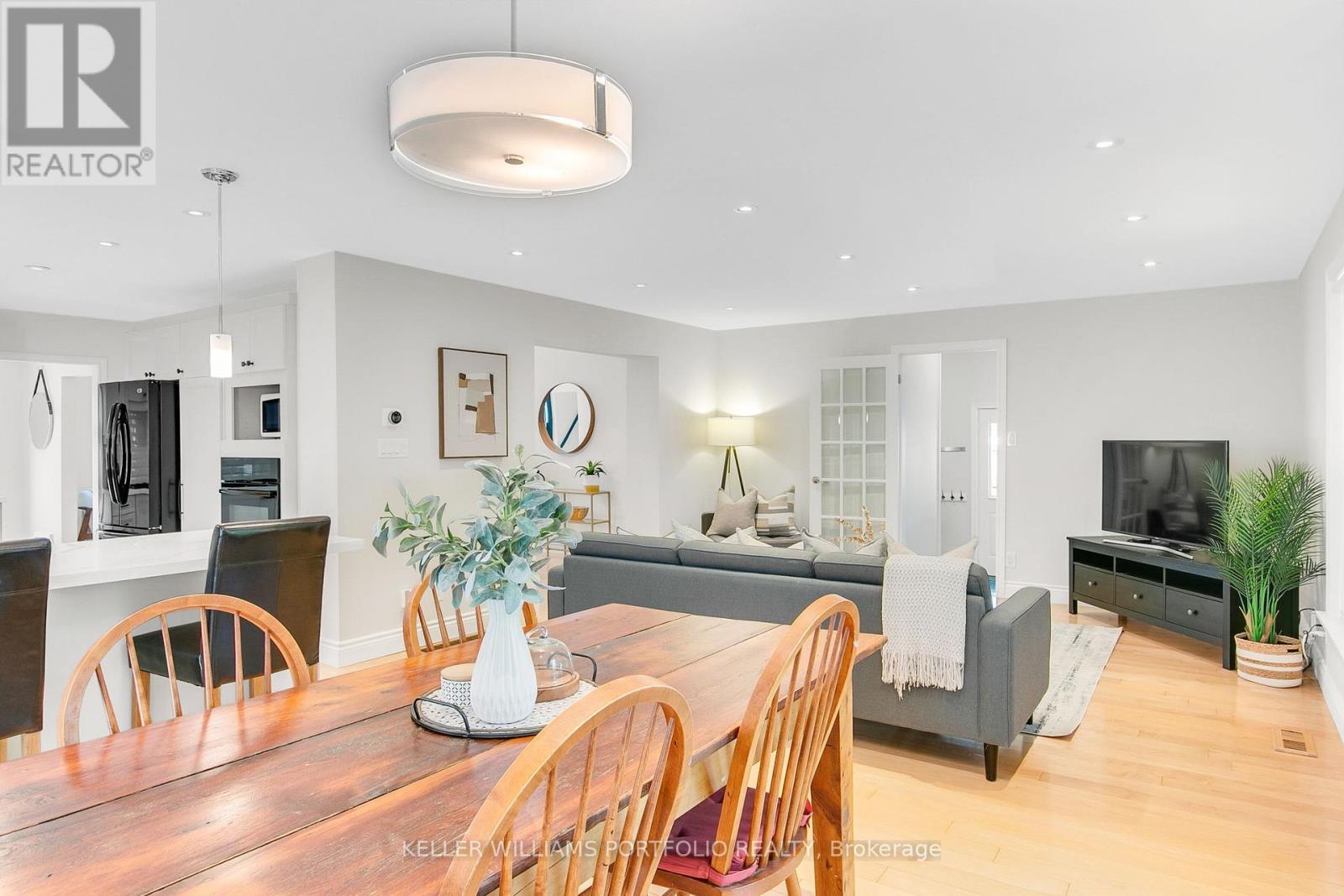 Photo 9 of 85 Ashbourne Drive, Toronto ON