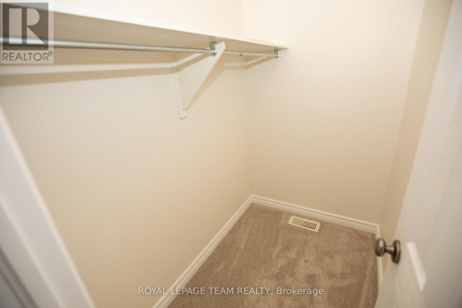 Photo 33 of 687 Paul Metivier Drive, Ottawa ON