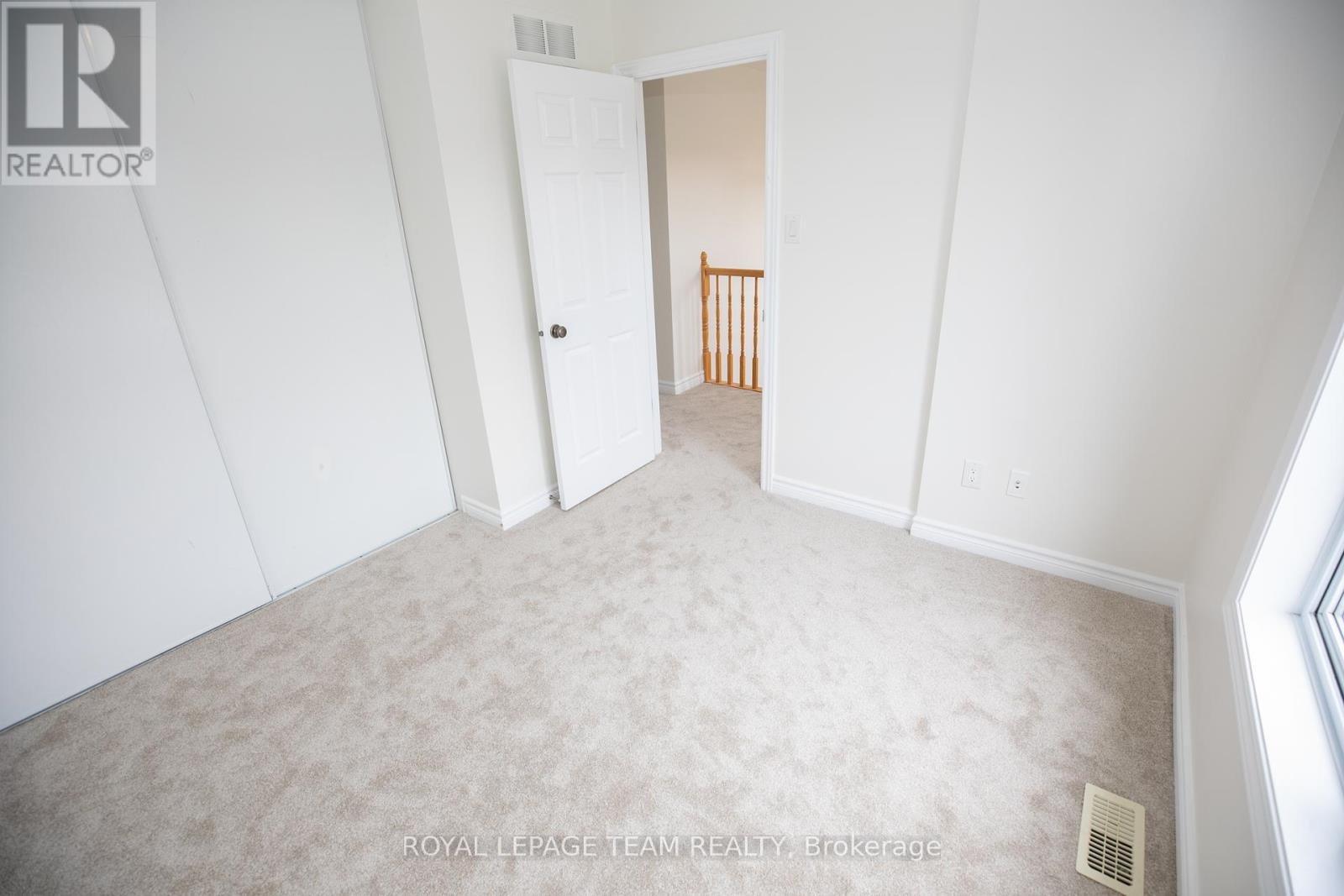 Photo 32 of 687 Paul Metivier Drive, Ottawa ON