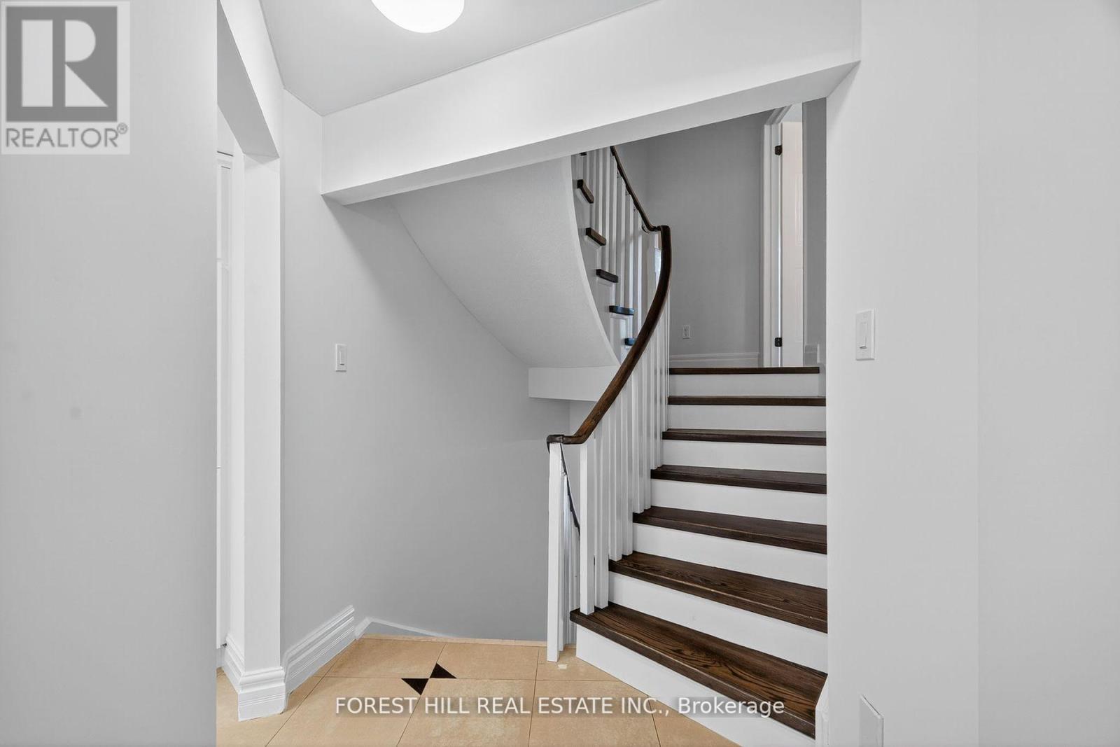 Photo 5 of 48 Beaumont Place, Vaughan ON