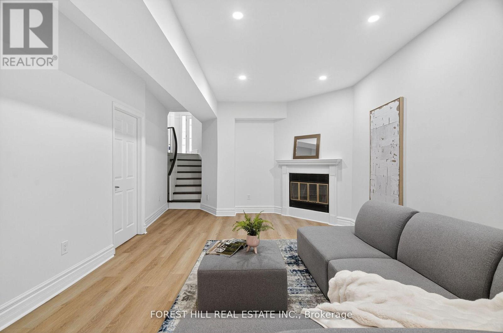 Photo 11 of 48 Beaumont Place, Vaughan ON