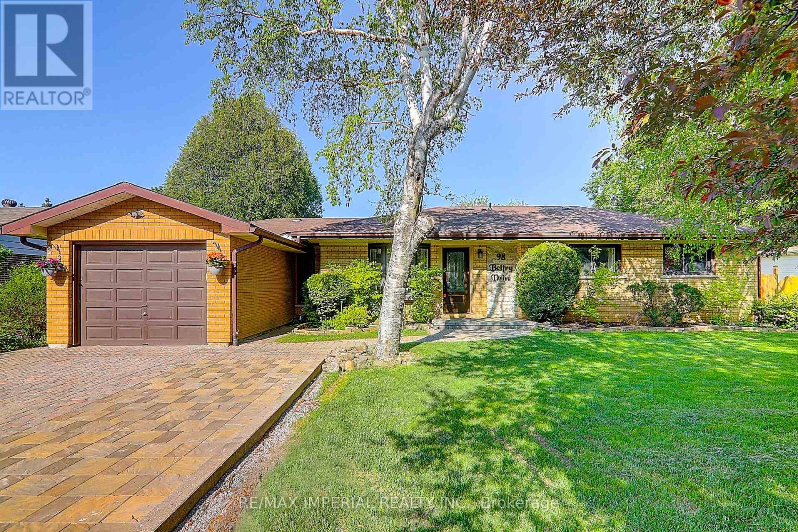 Photo 2 of 98 Belfry Drive, Newmarket ON