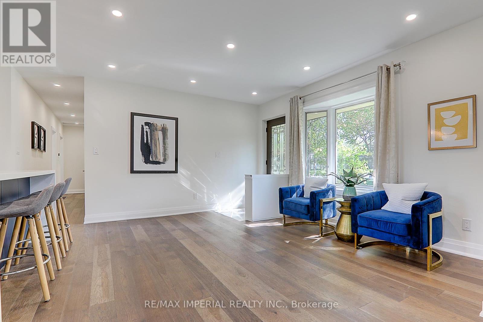 Photo 3 of 98 Belfry Drive, Newmarket ON
