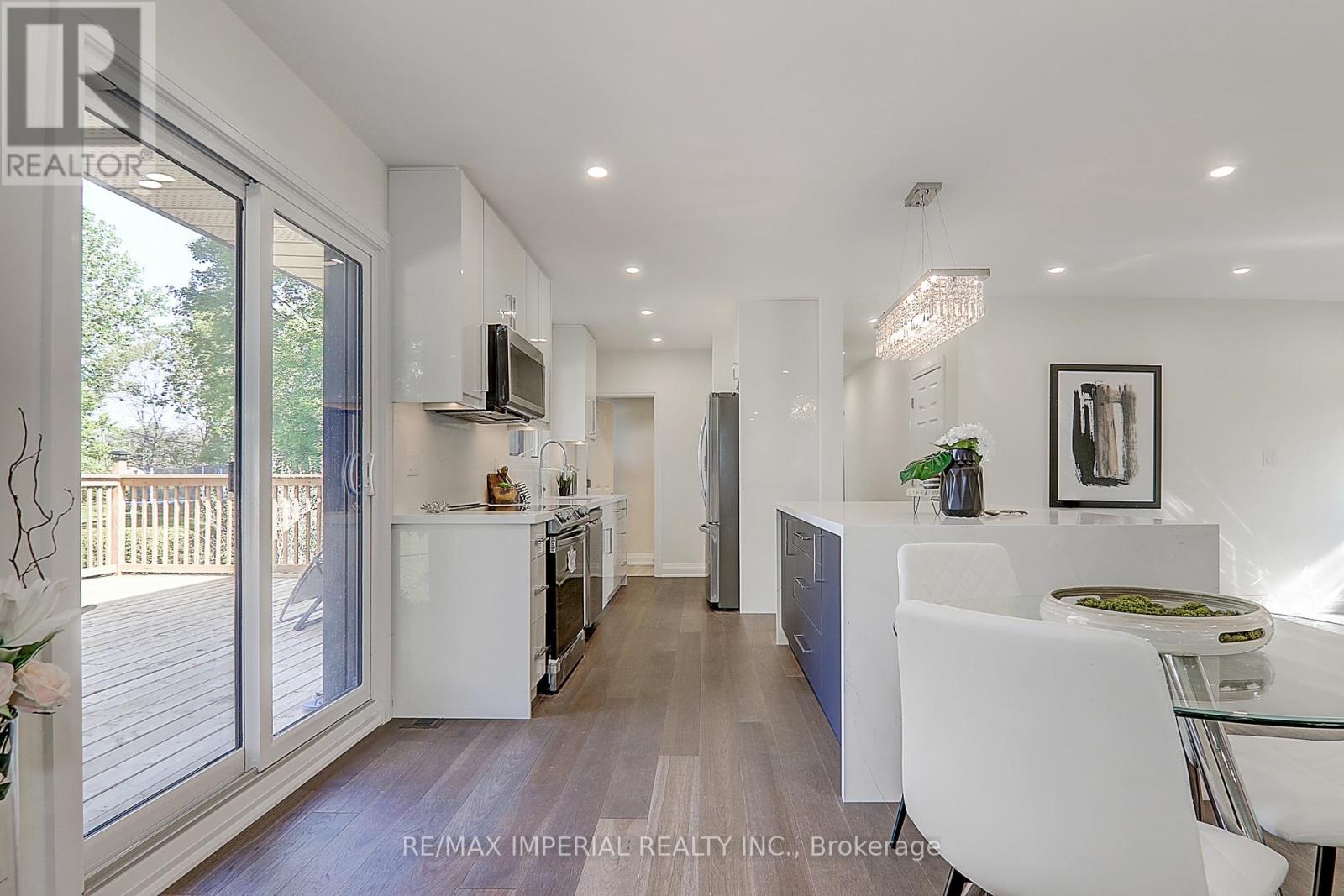 Photo 29 of 98 Belfry Drive, Newmarket ON