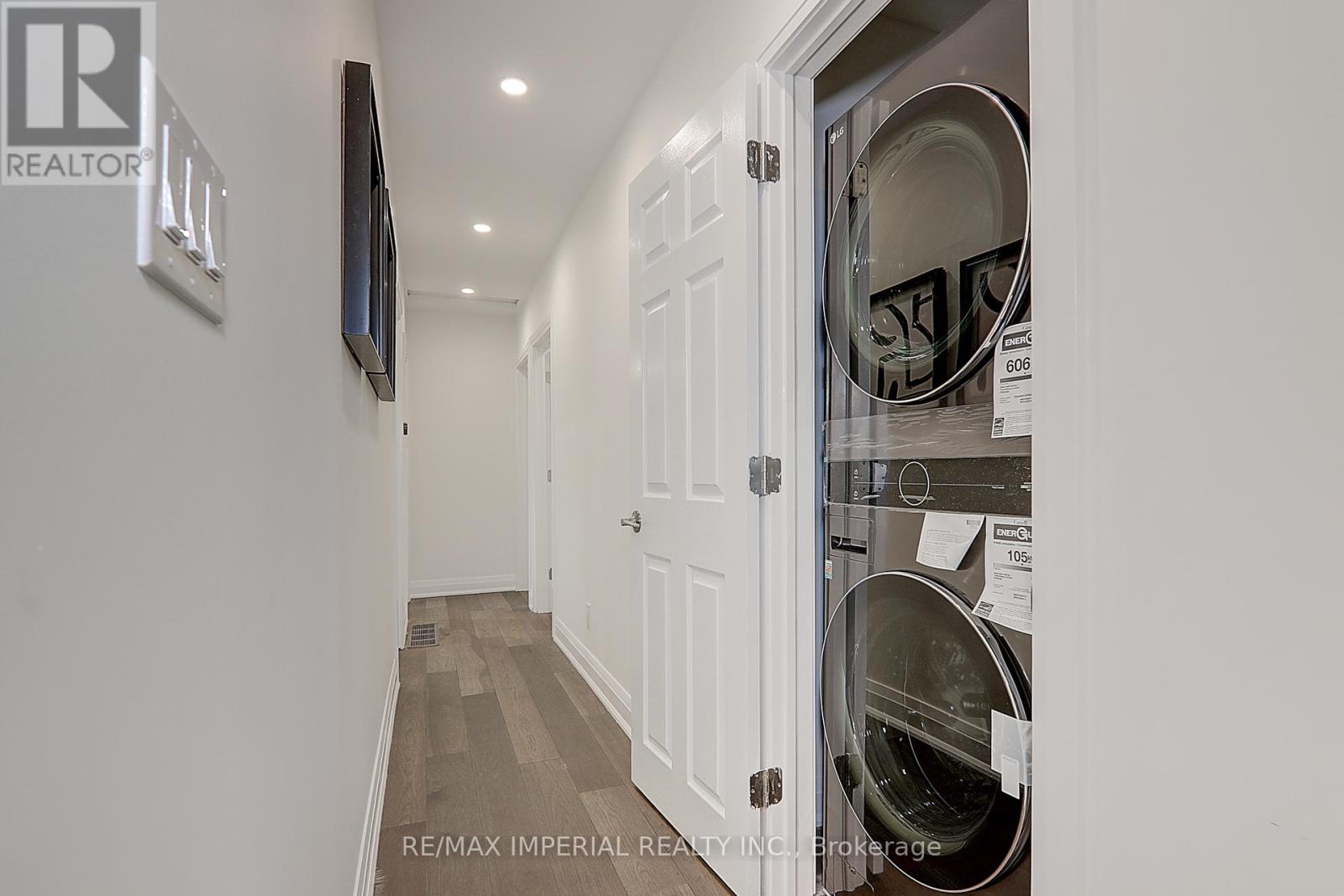 Photo 25 of 98 Belfry Drive, Newmarket ON