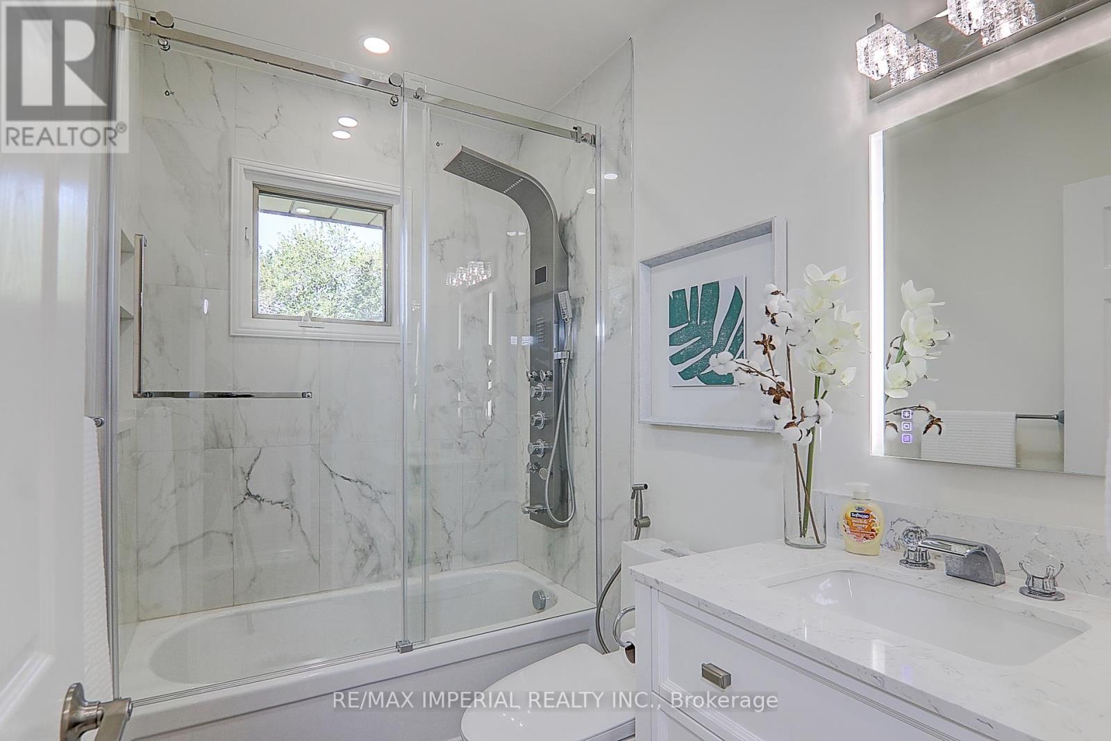 Photo 12 of 98 Belfry Drive, Newmarket ON
