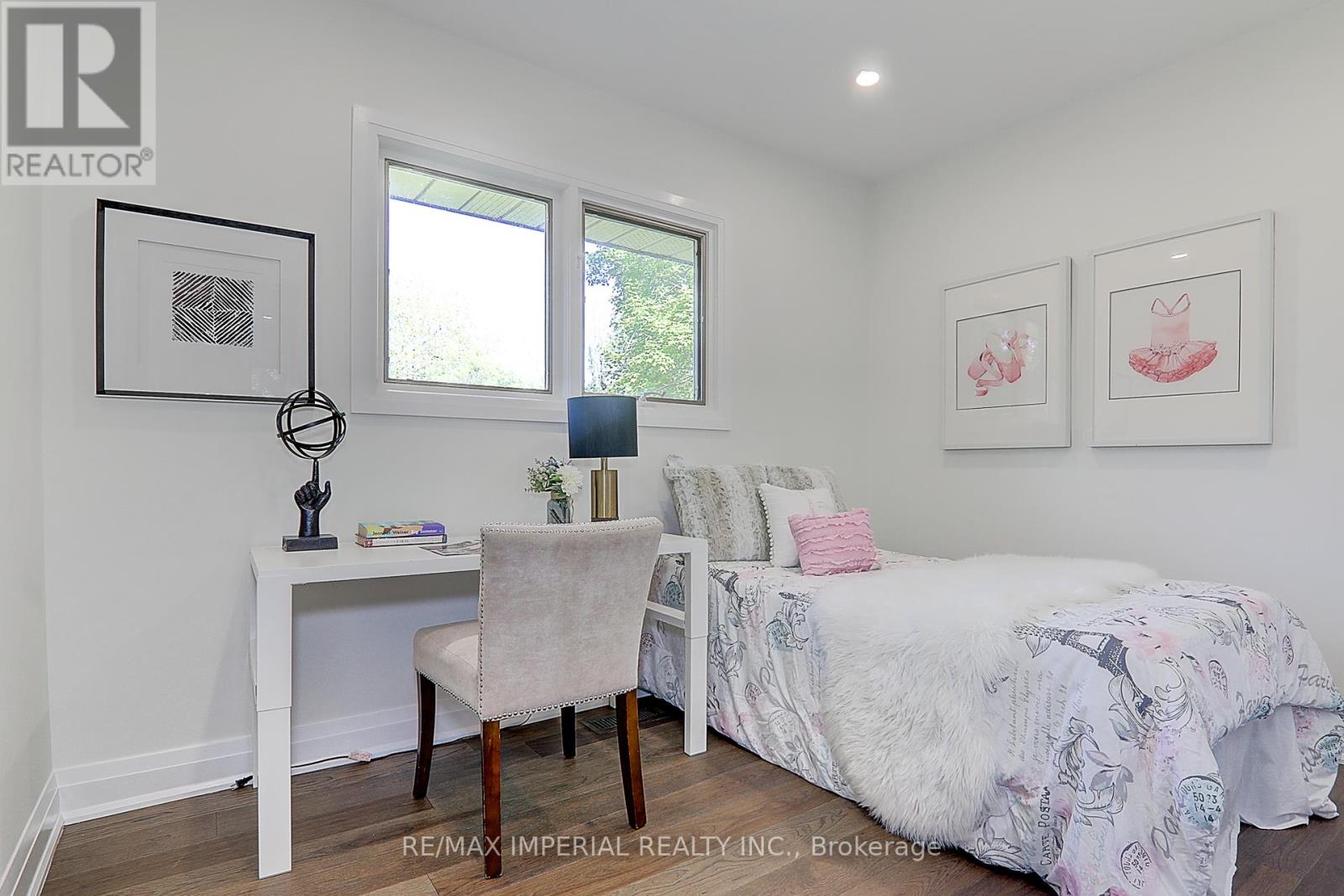 Photo 26 of 98 Belfry Drive, Newmarket ON