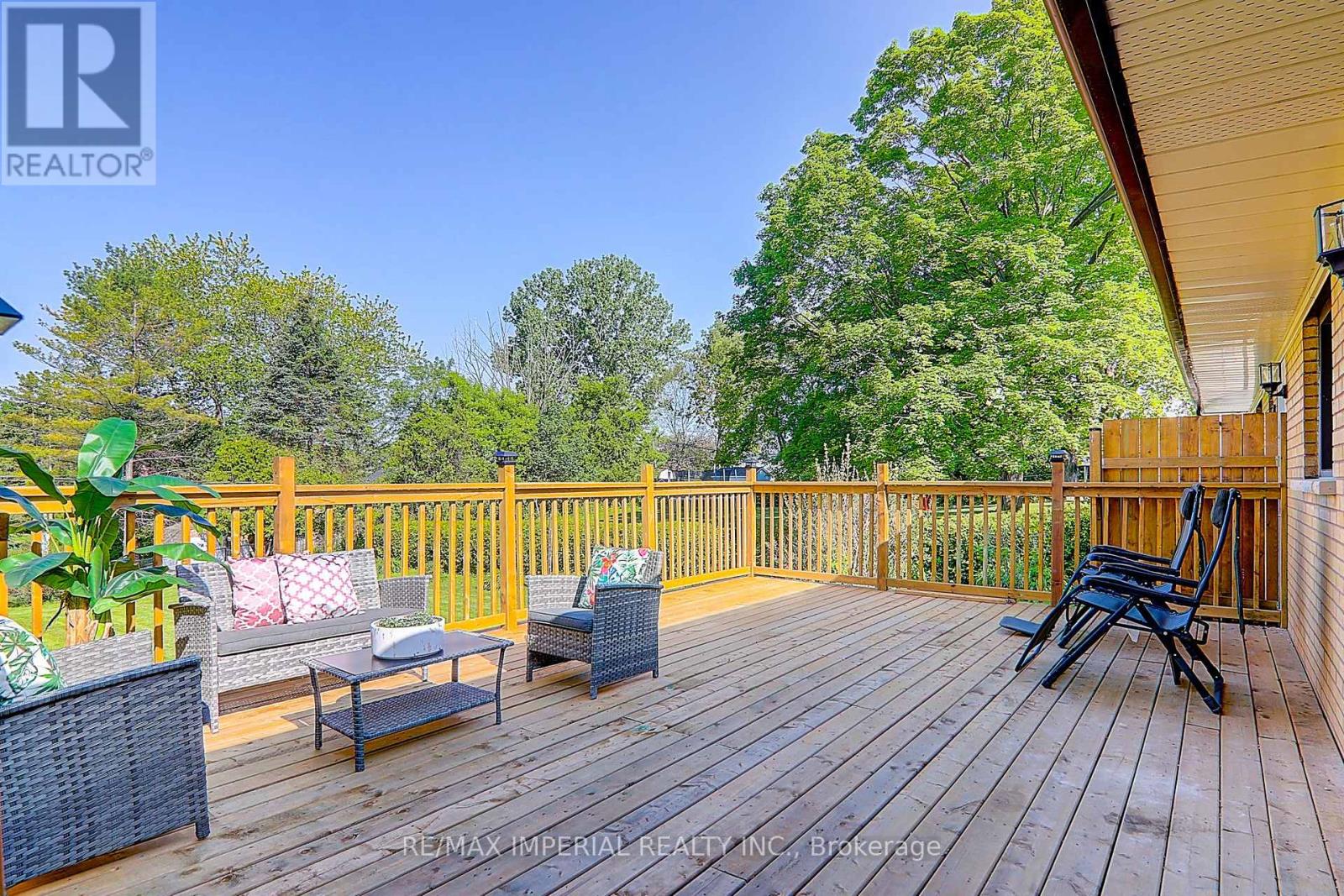 Photo 36 of 98 Belfry Drive, Newmarket ON