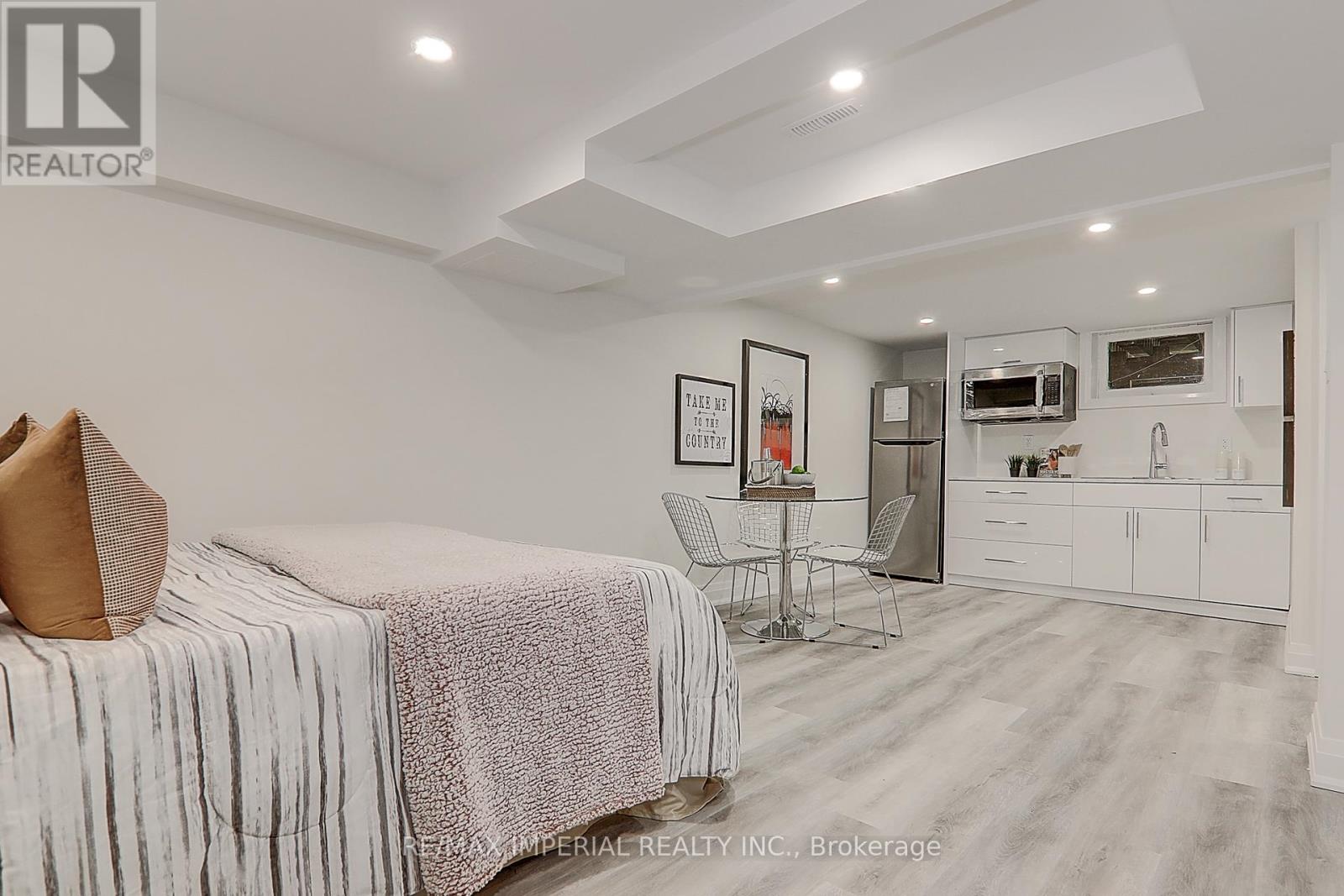 Photo 20 of 98 Belfry Drive, Newmarket ON