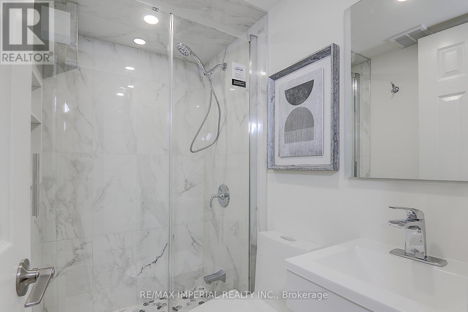 Photo 23 of 98 Belfry Drive, Newmarket ON