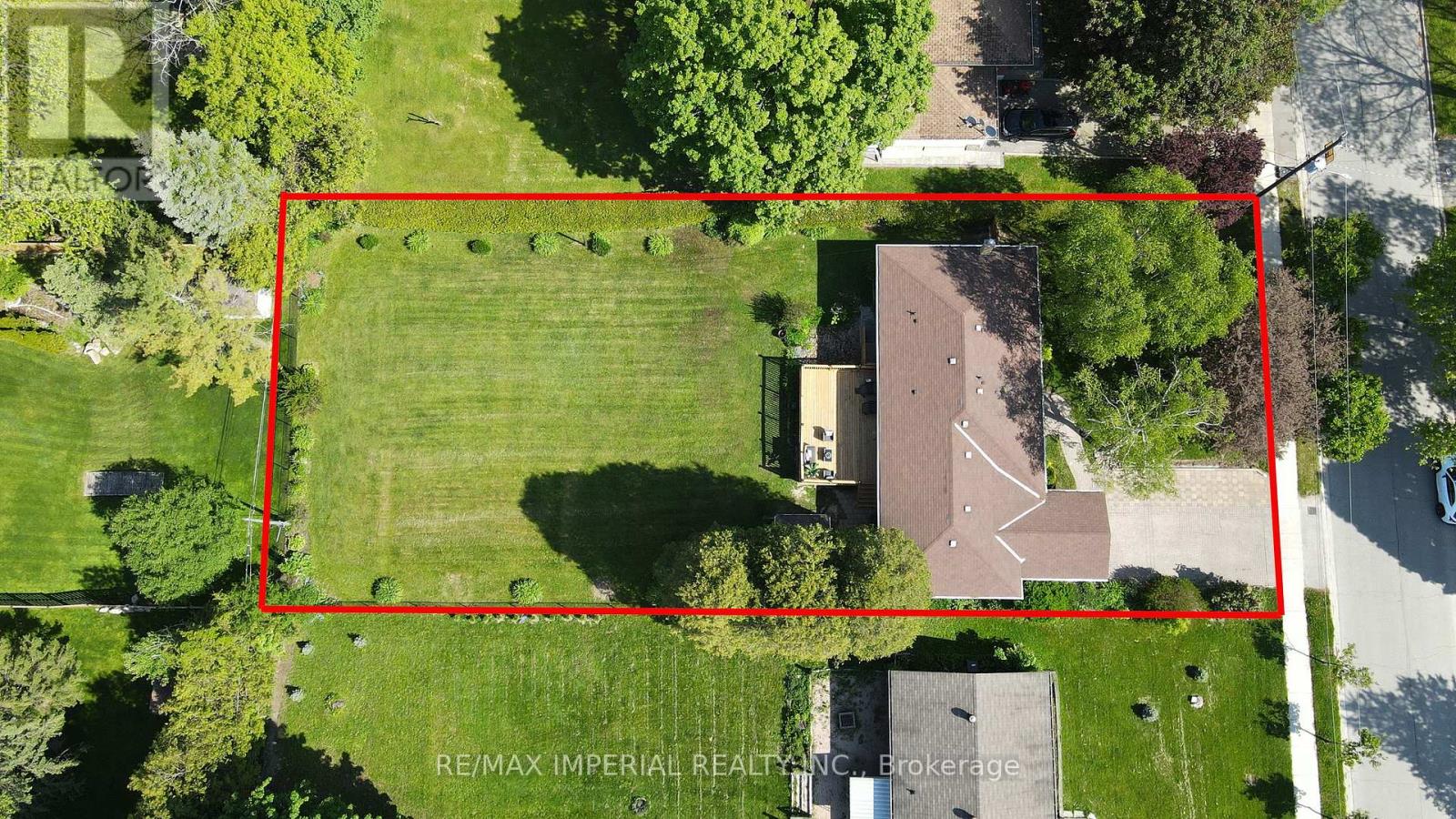 Photo 33 of 98 Belfry Drive, Newmarket ON