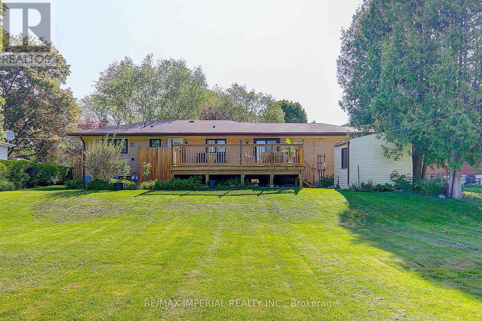Photo 17 of 98 Belfry Drive, Newmarket ON