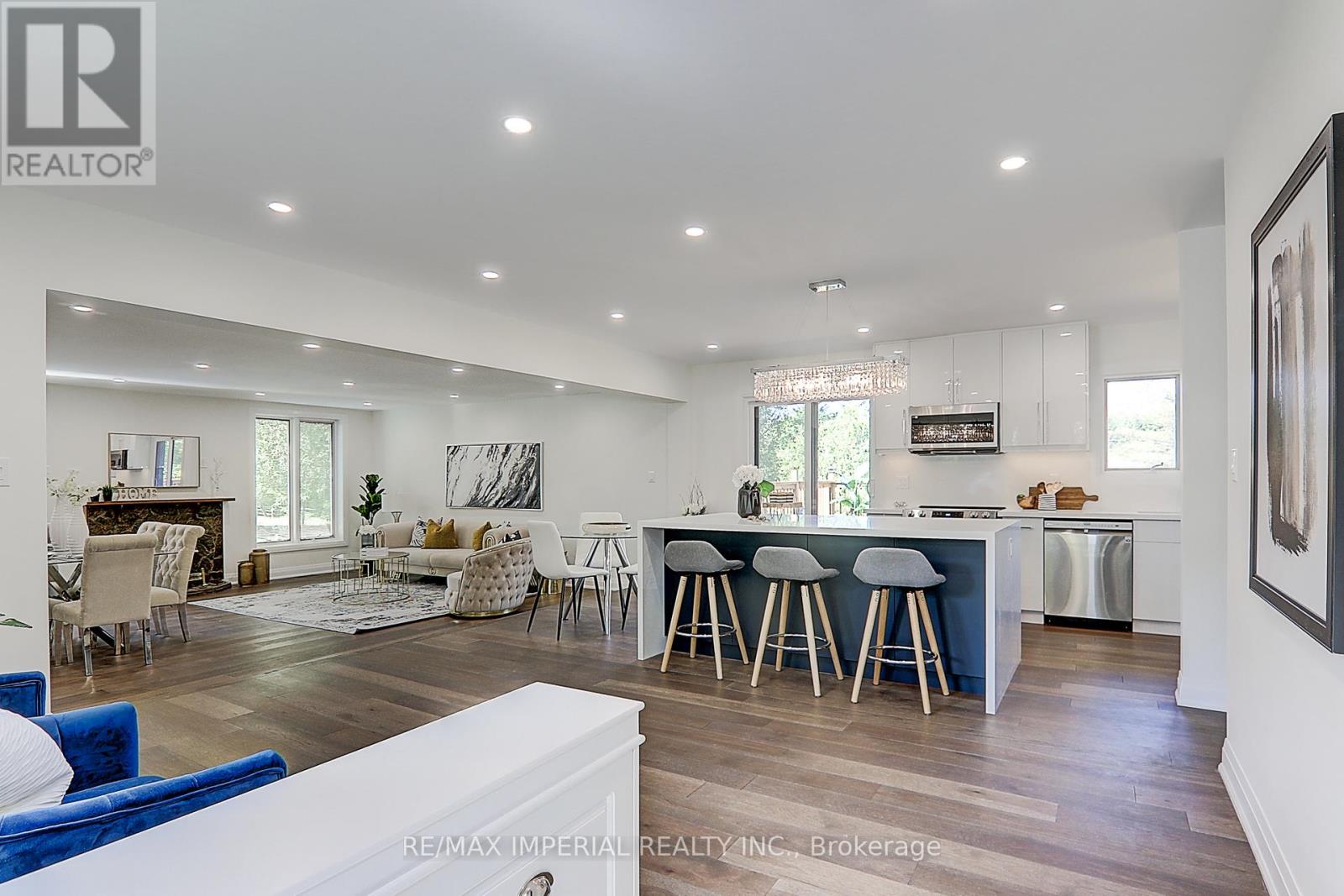 Photo 7 of 98 Belfry Drive, Newmarket ON