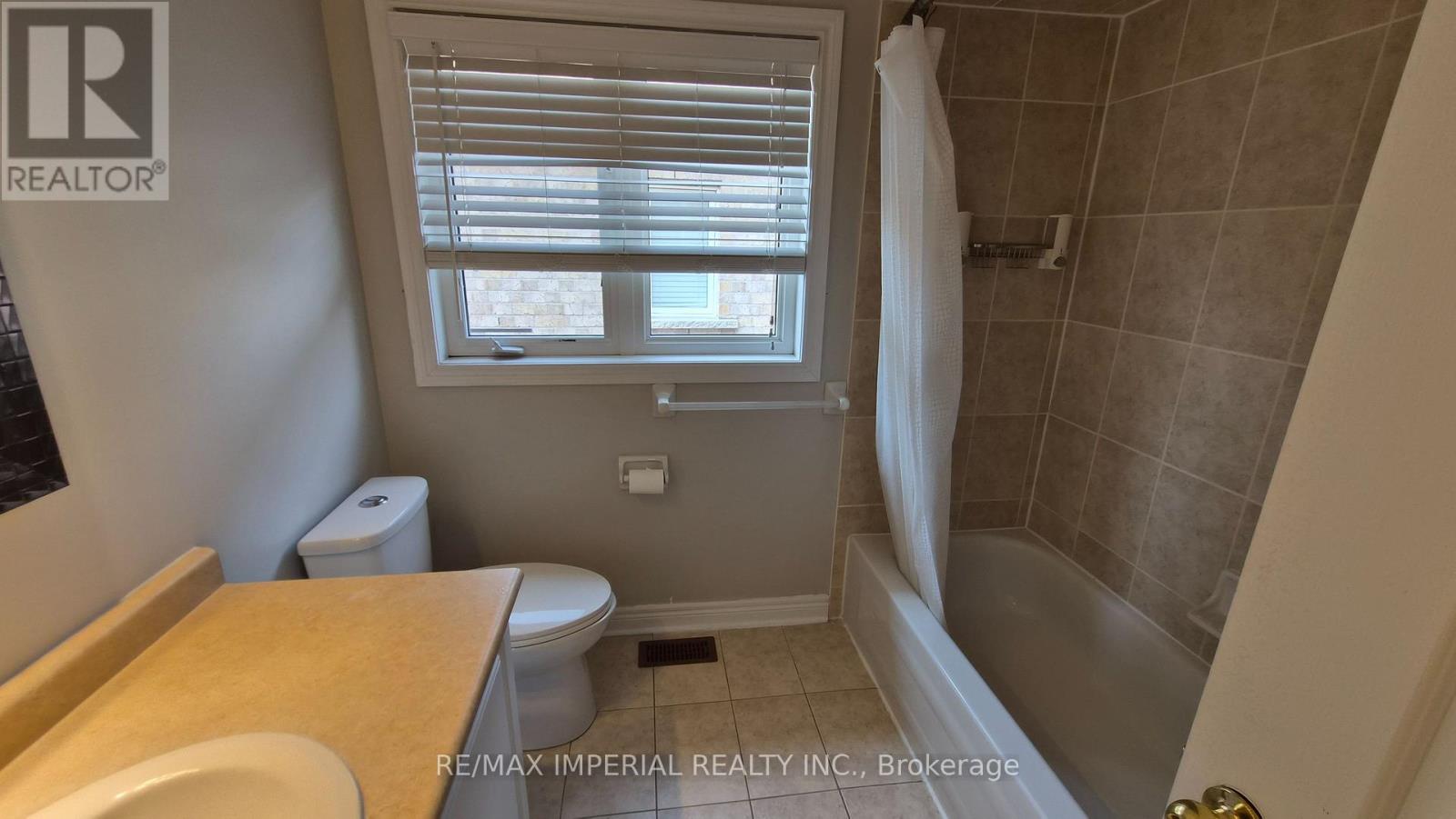 Photo 12 of 118 Flagstone Way, Newmarket ON
