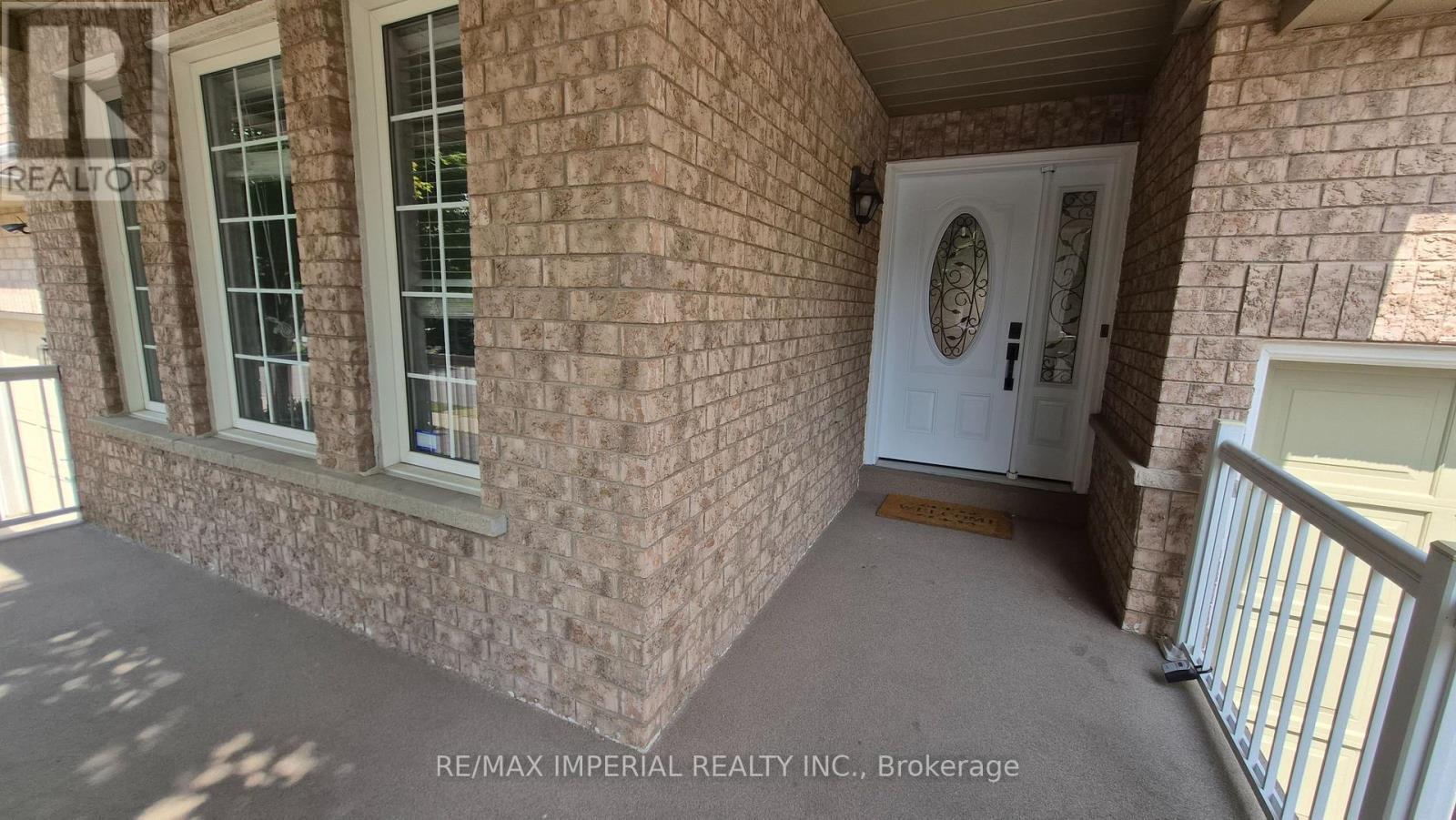 Photo 2 of 118 Flagstone Way, Newmarket ON