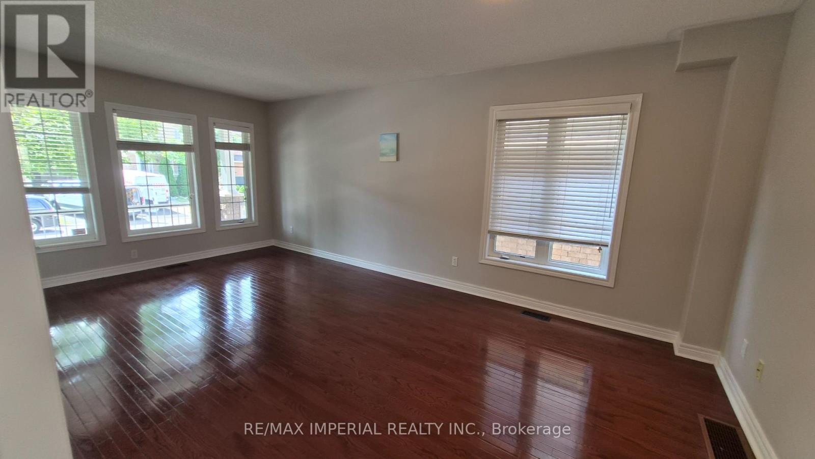 Photo 3 of 118 Flagstone Way, Newmarket ON