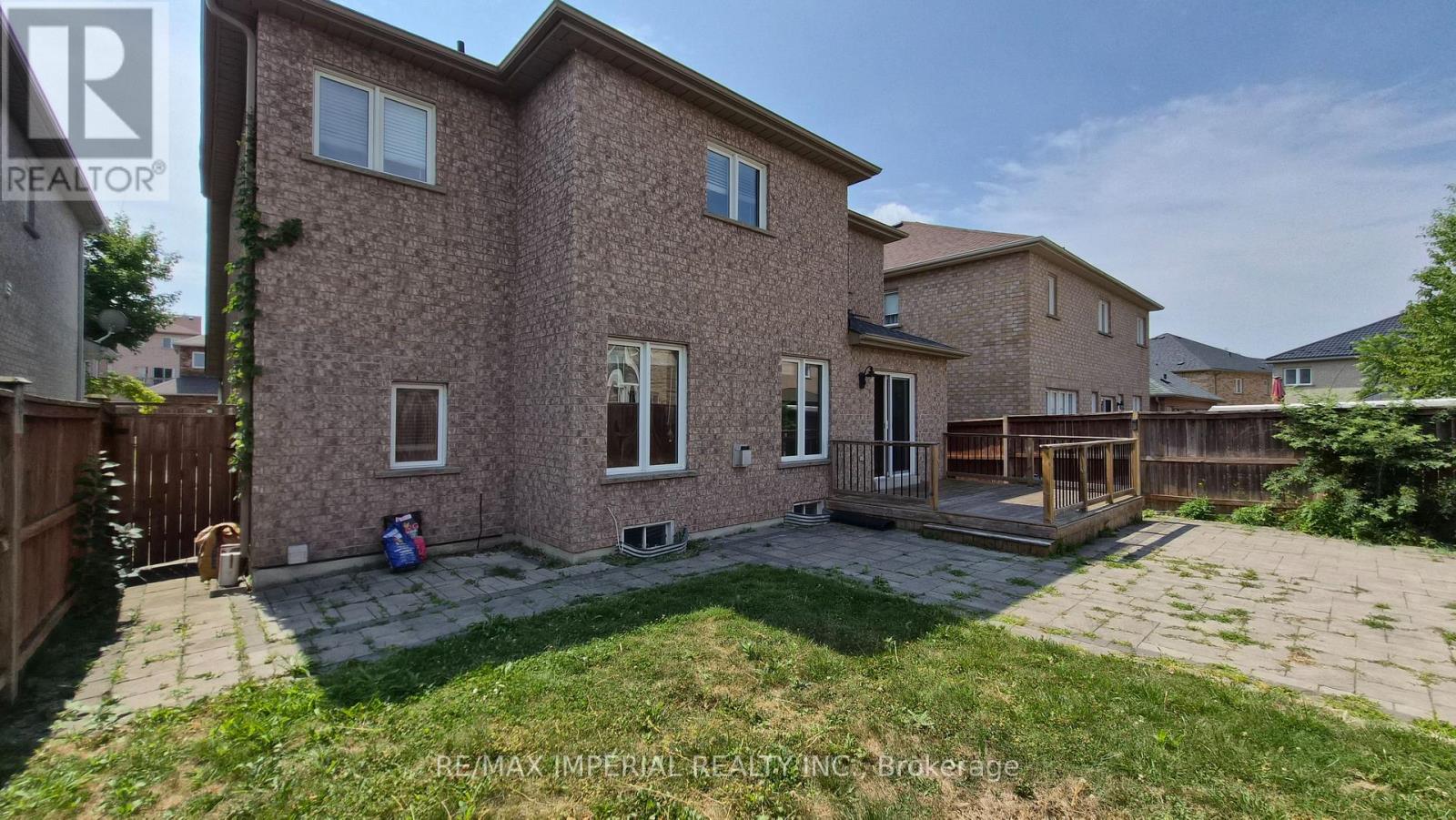 Photo 4 of 118 Flagstone Way, Newmarket ON
