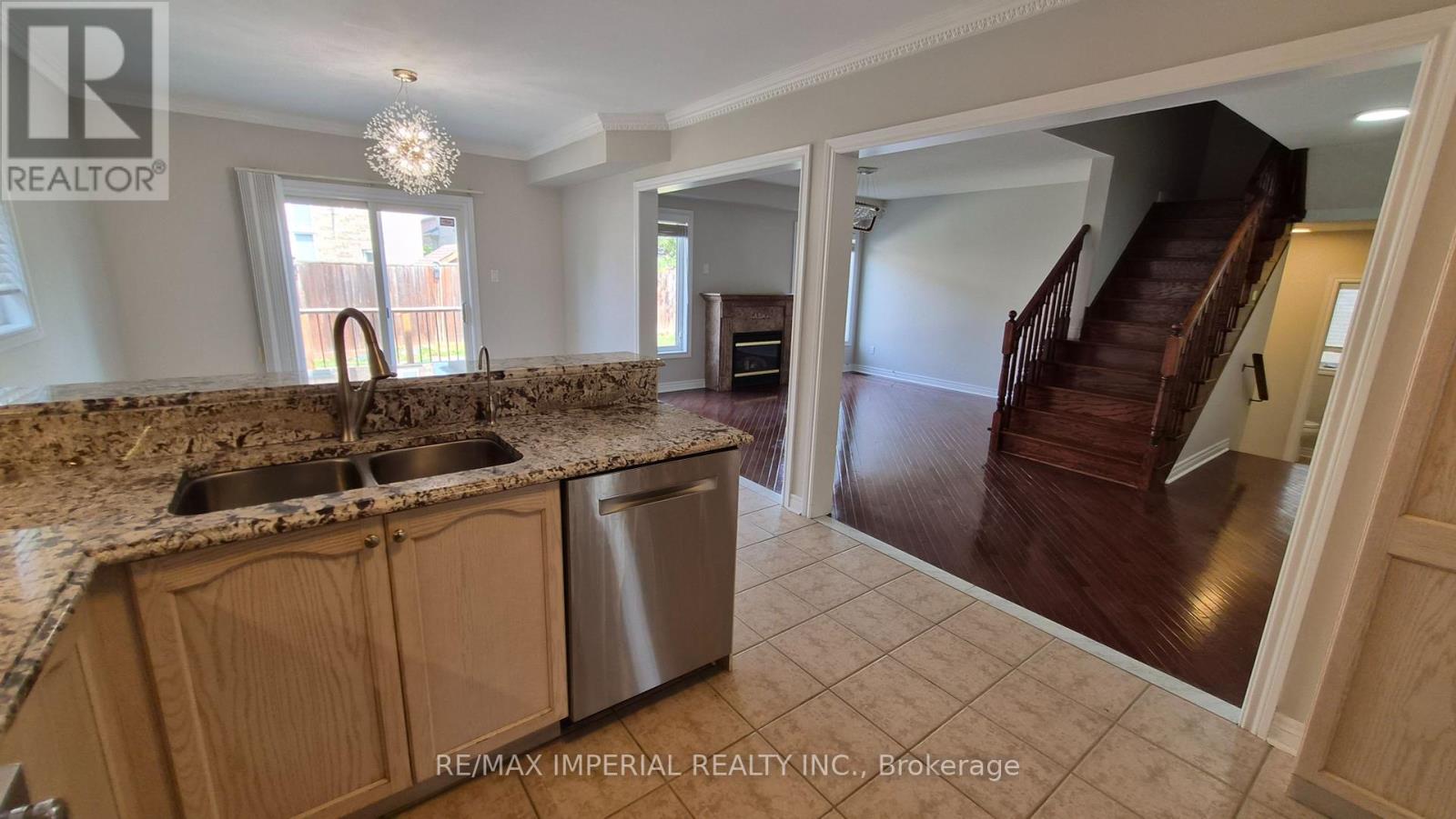 Photo 5 of 118 Flagstone Way, Newmarket ON