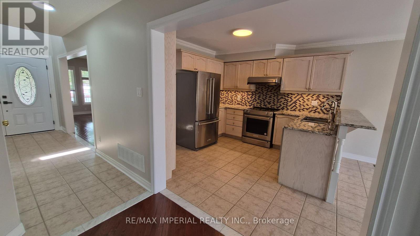 Photo 7 of 118 Flagstone Way, Newmarket ON
