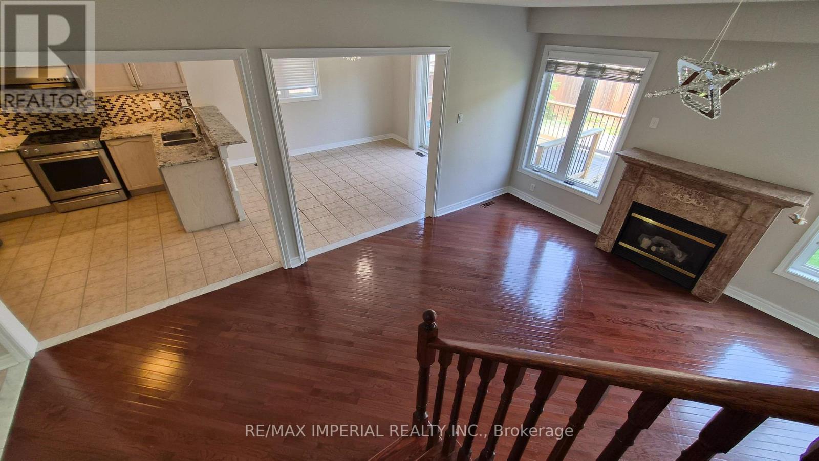 Photo 9 of 118 Flagstone Way, Newmarket ON