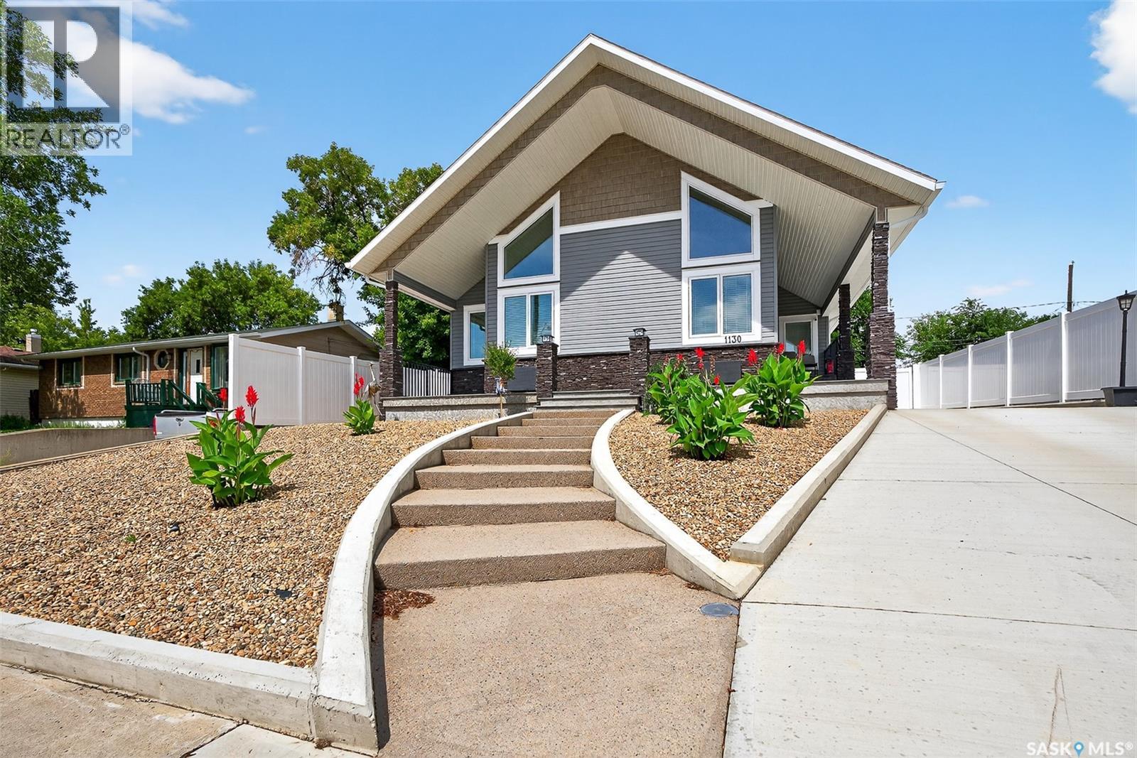 Photo 2 of 1130 Stadacona Street W, Moose Jaw SK
